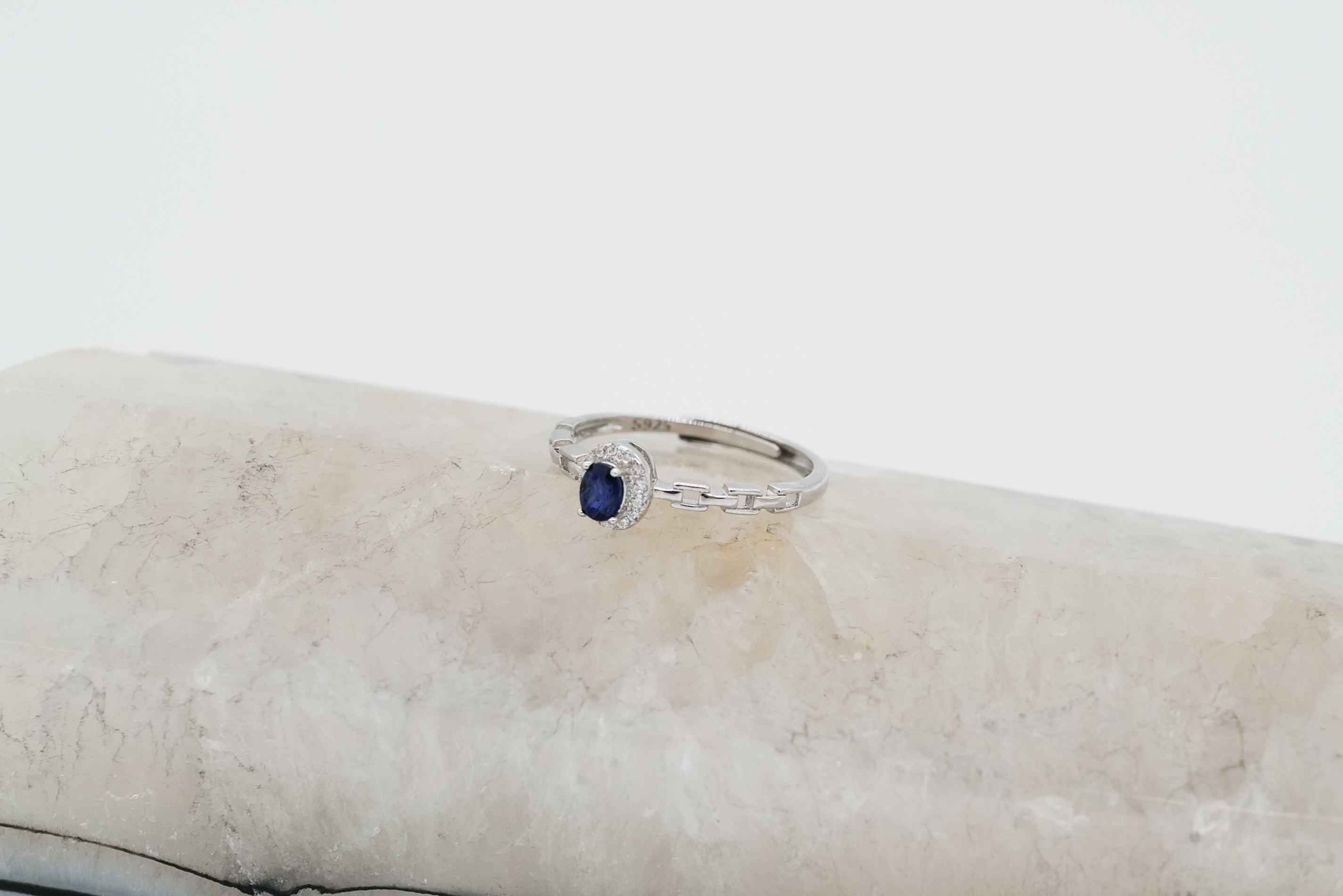 Anillo de zafiro azul 
