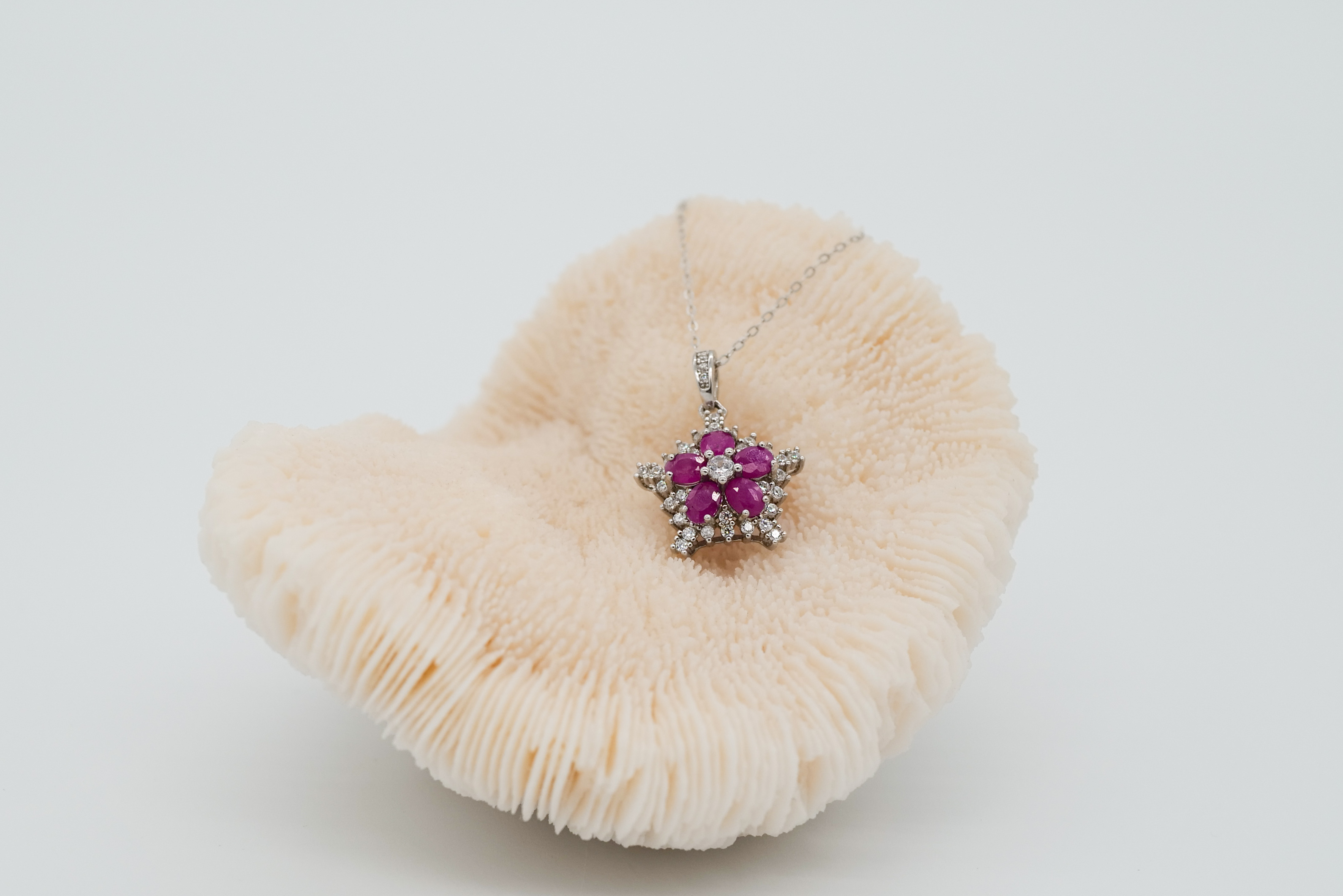 Colgante de rubí rosa