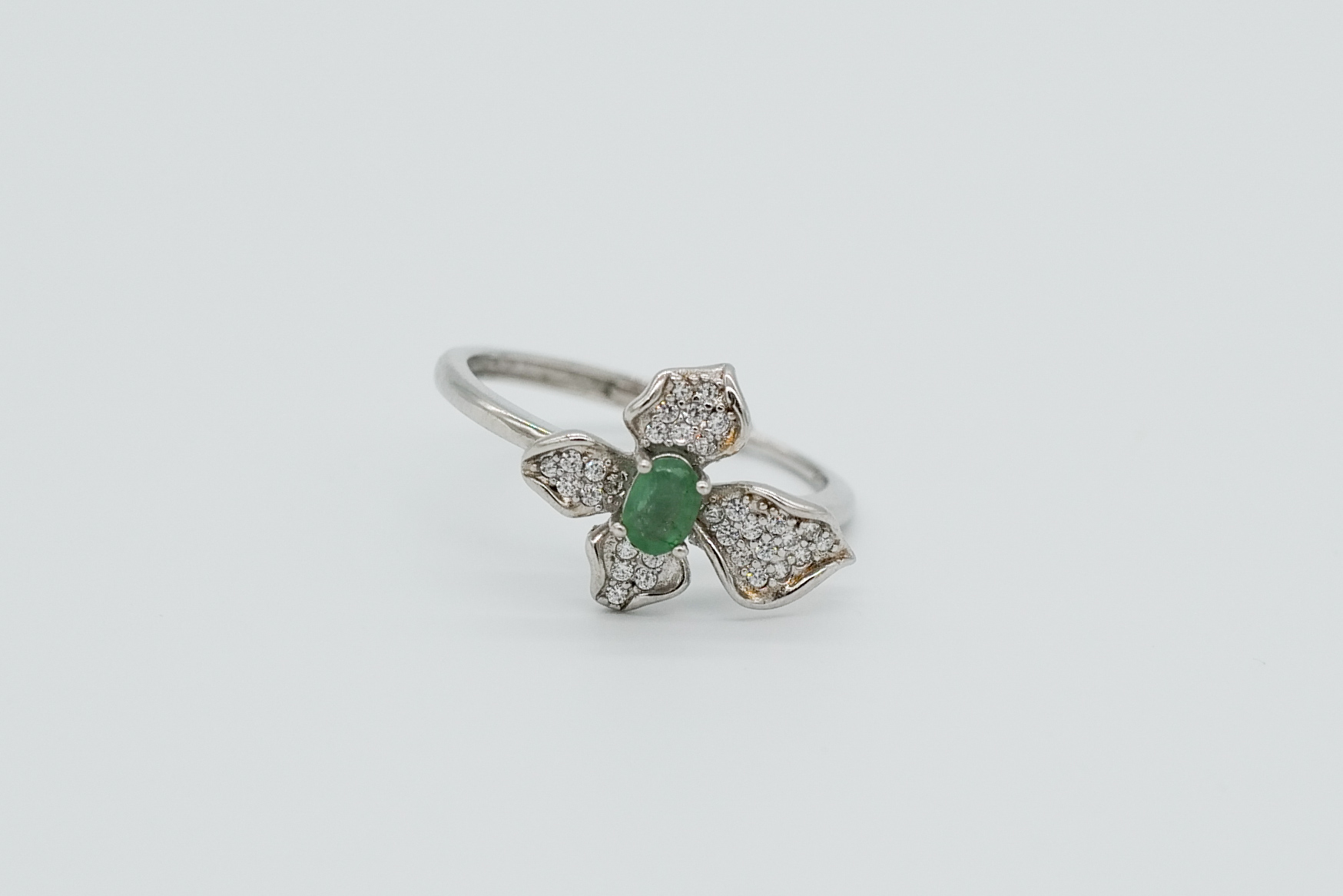 Anillo de esmeralda con forma de flor