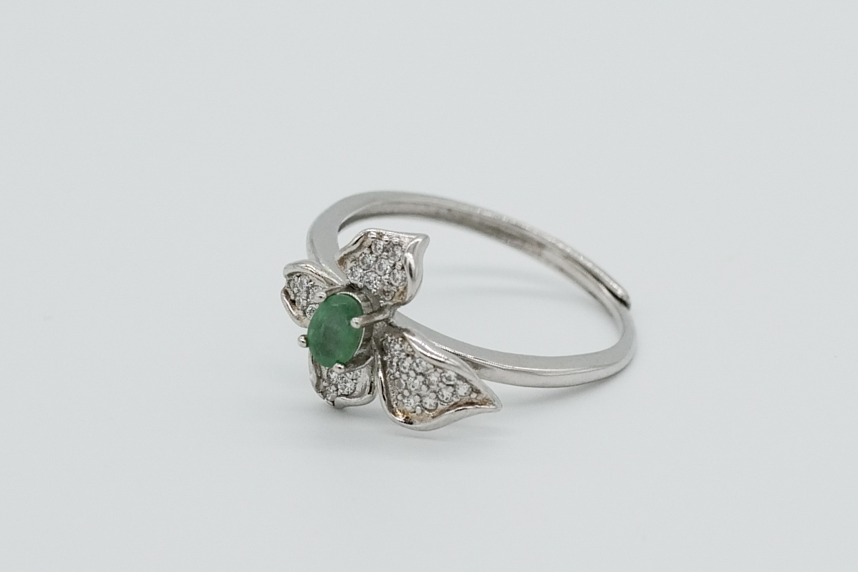 Anillo de esmeralda con forma de flor