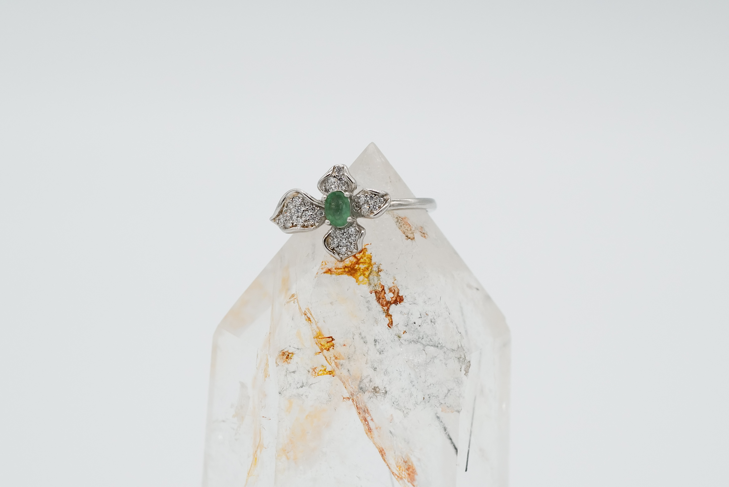 Anillo de esmeralda con forma de flor