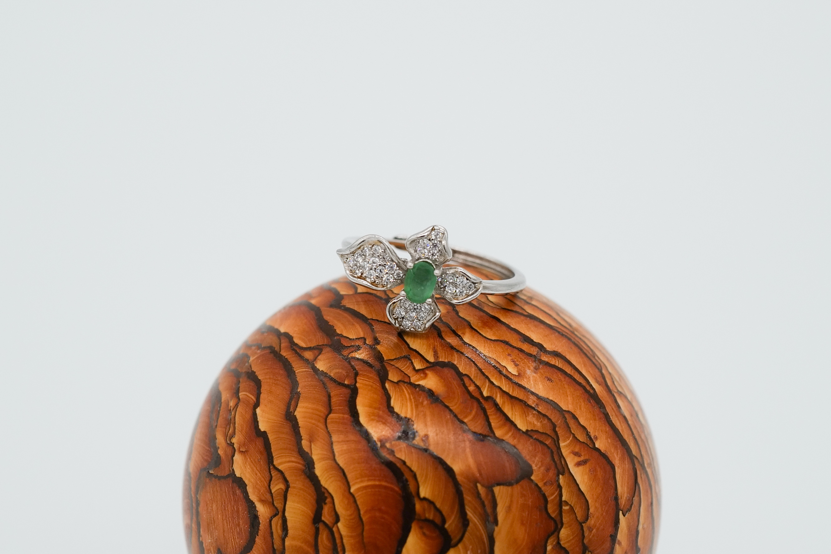Anillo de esmeralda con forma de flor
