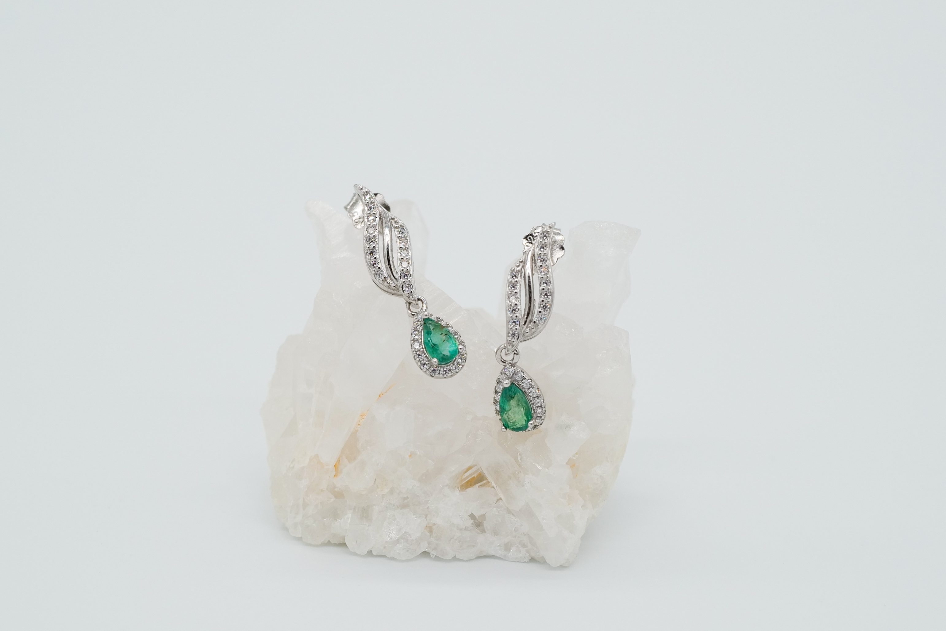 Pendientes largos de esmeraldas