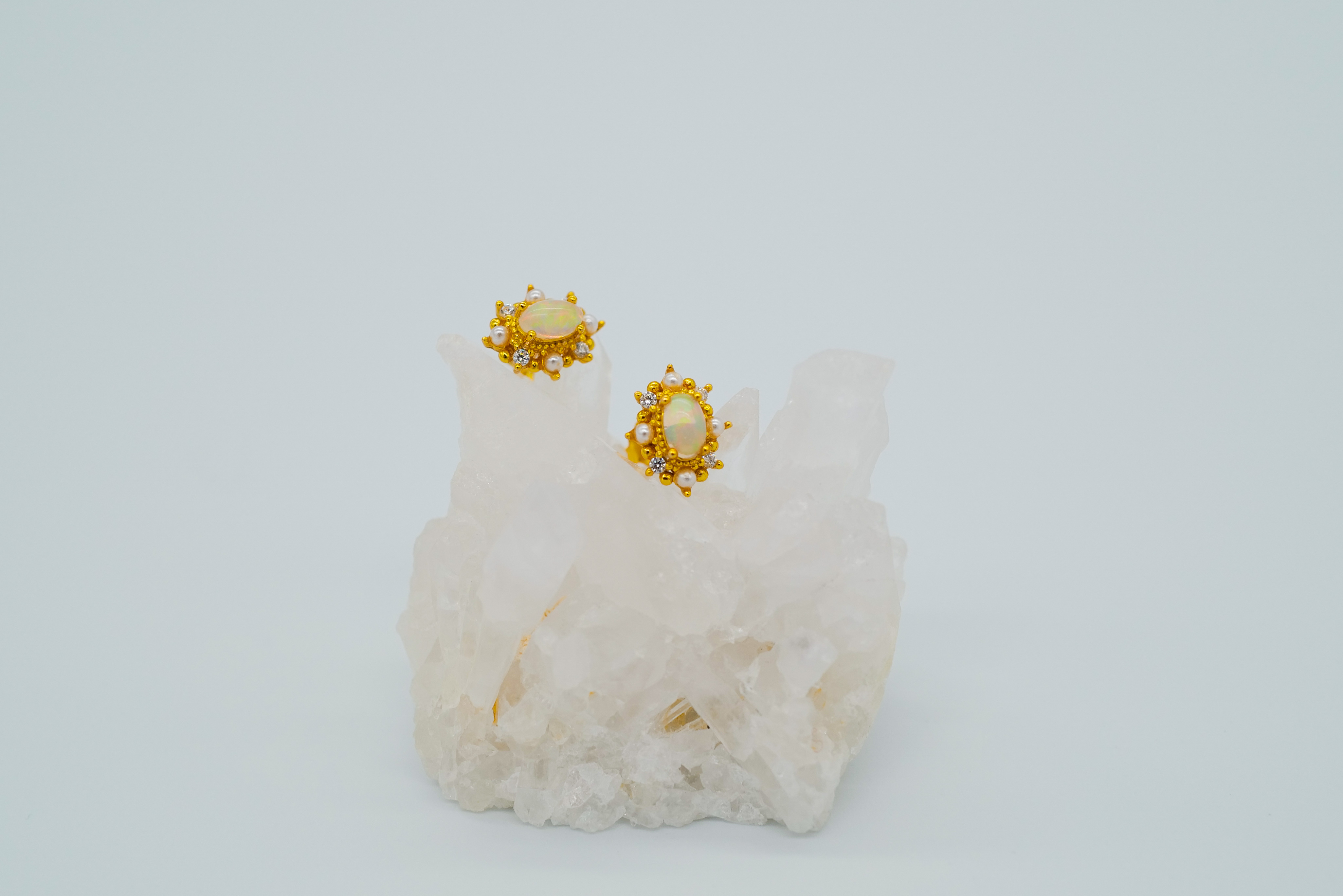 Pendientes dorados de ópalo etíope