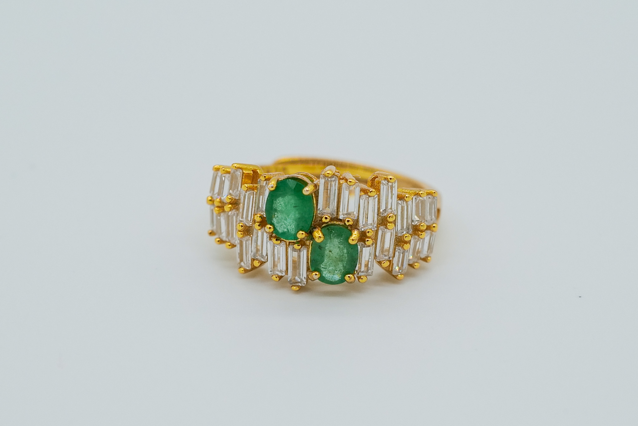 Anillo dorado de esmeraldas