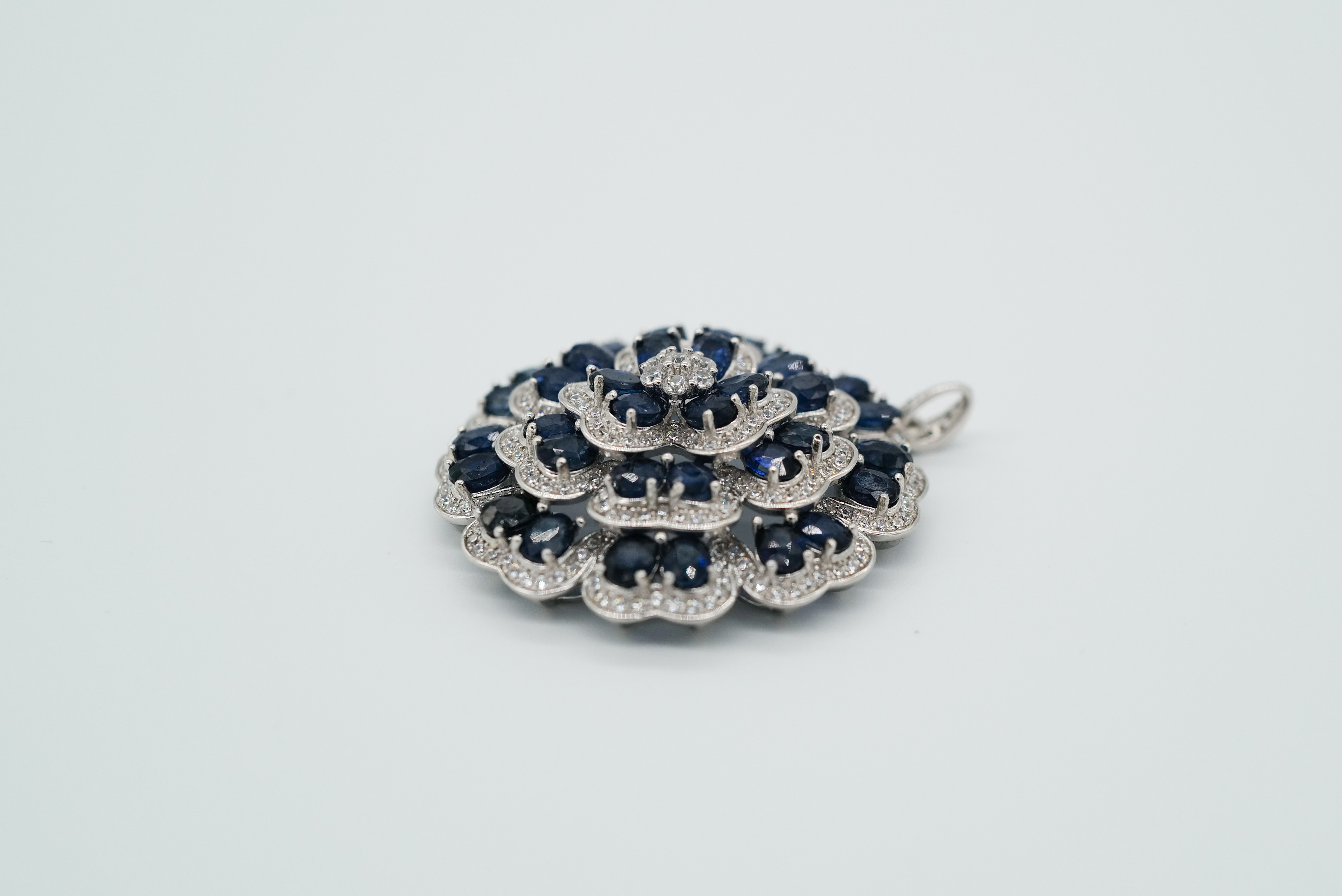 Colgante de zafiro azul en forma de flor