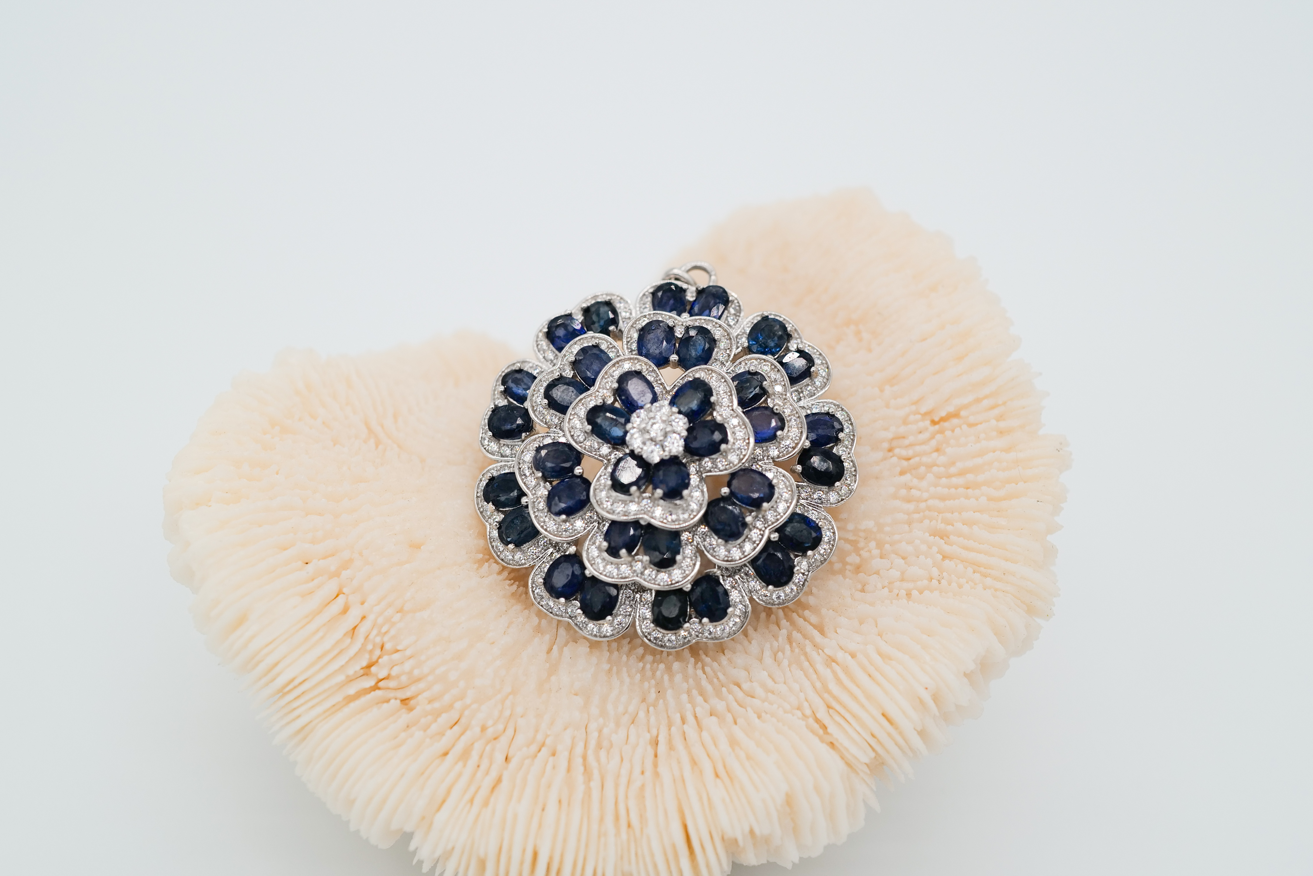 Colgante de zafiro azul en forma de flor