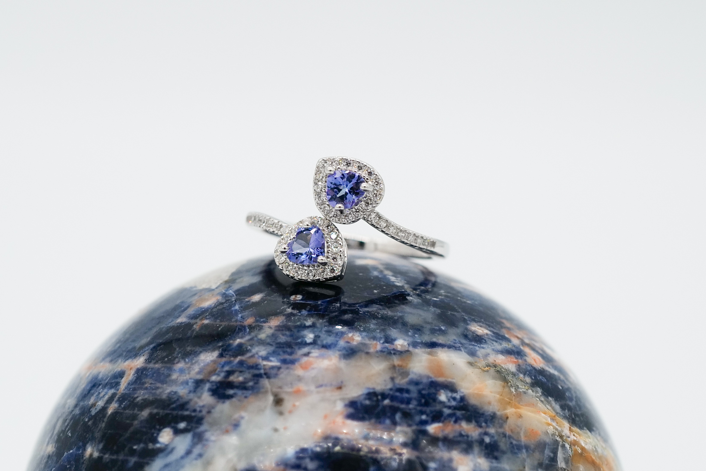 Anillo abierto de tanzanitas