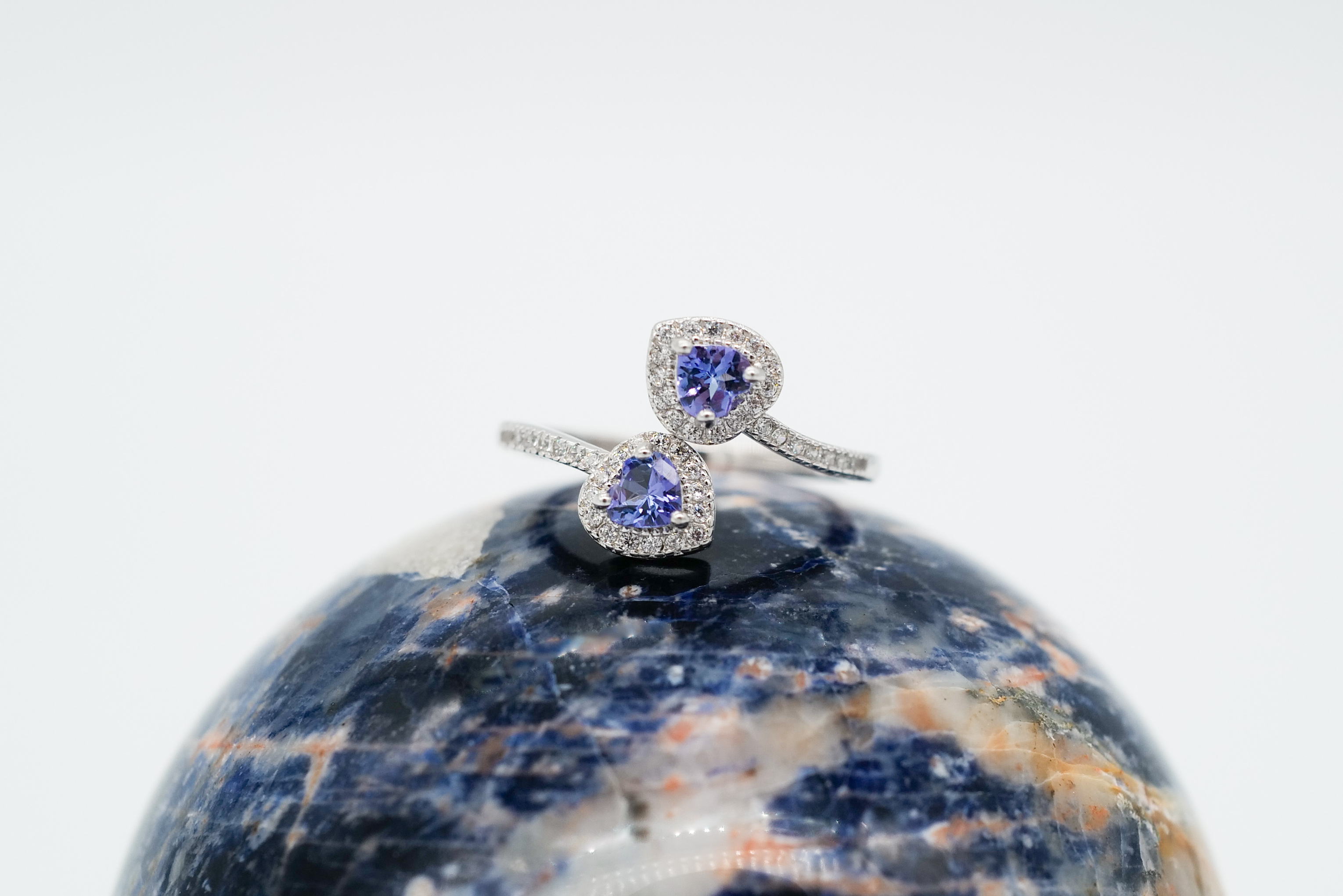 Anillo abierto de tanzanitas