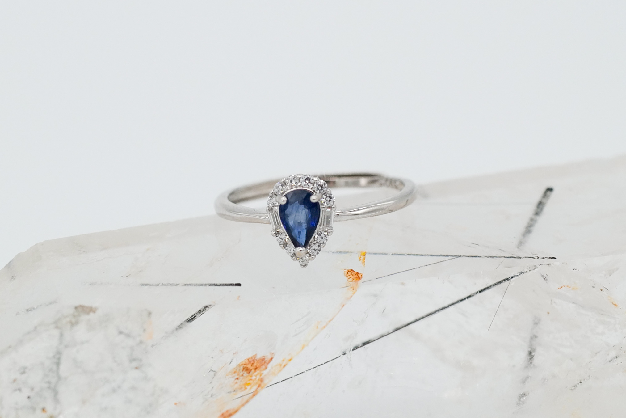 Anillo de zafiro azul