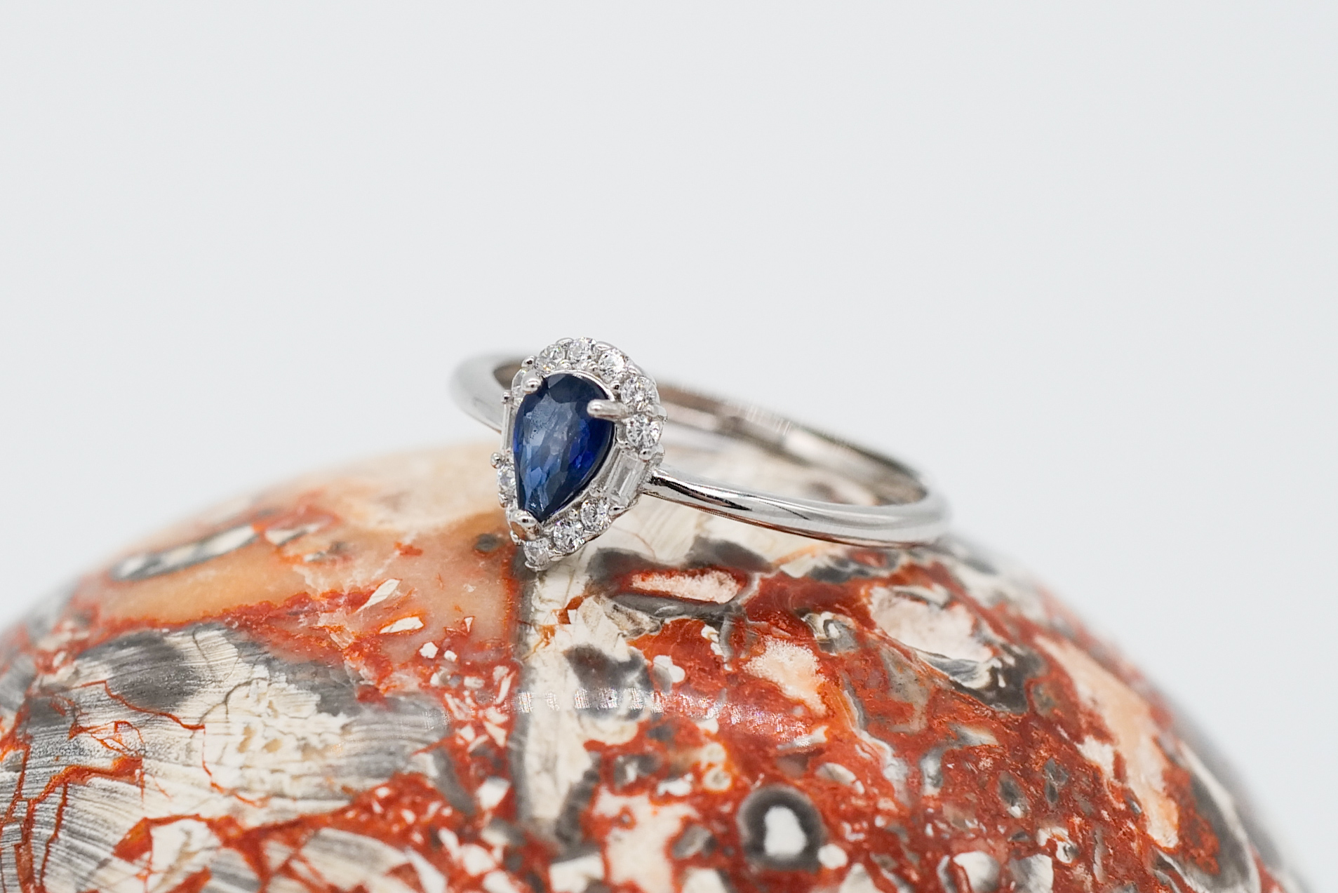 Anillo de zafiro azul