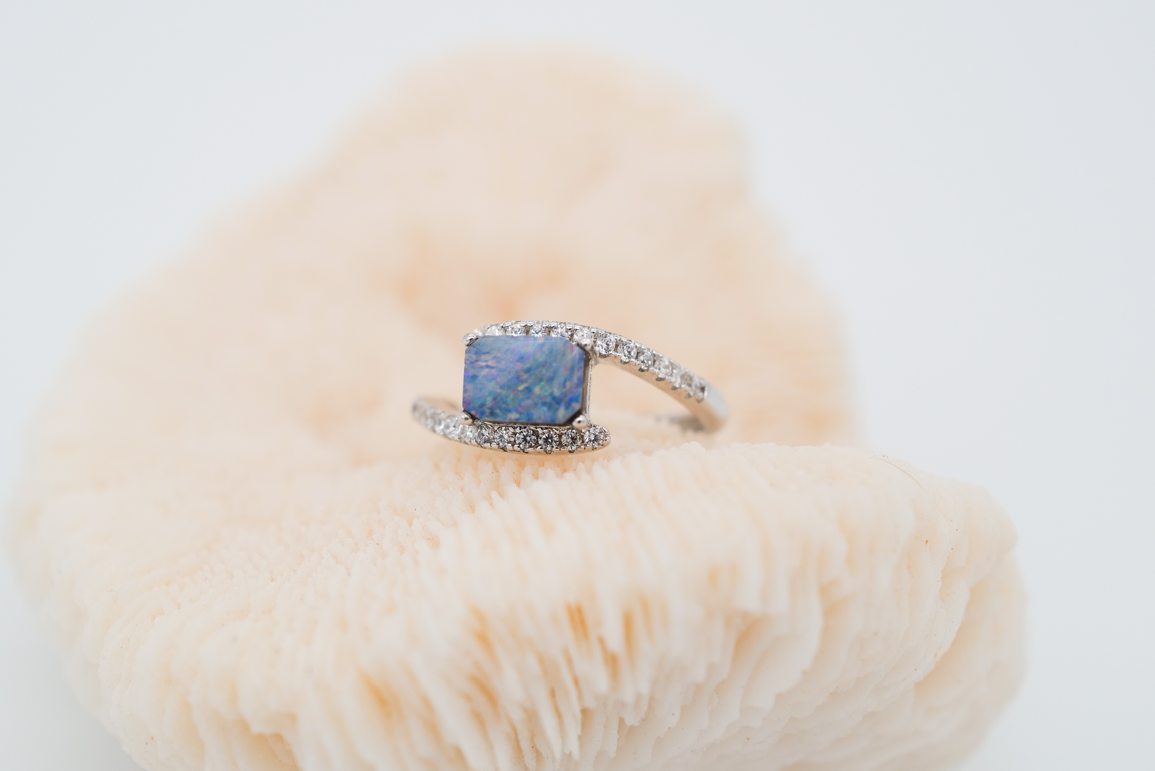 Anillo de ópalo australiano