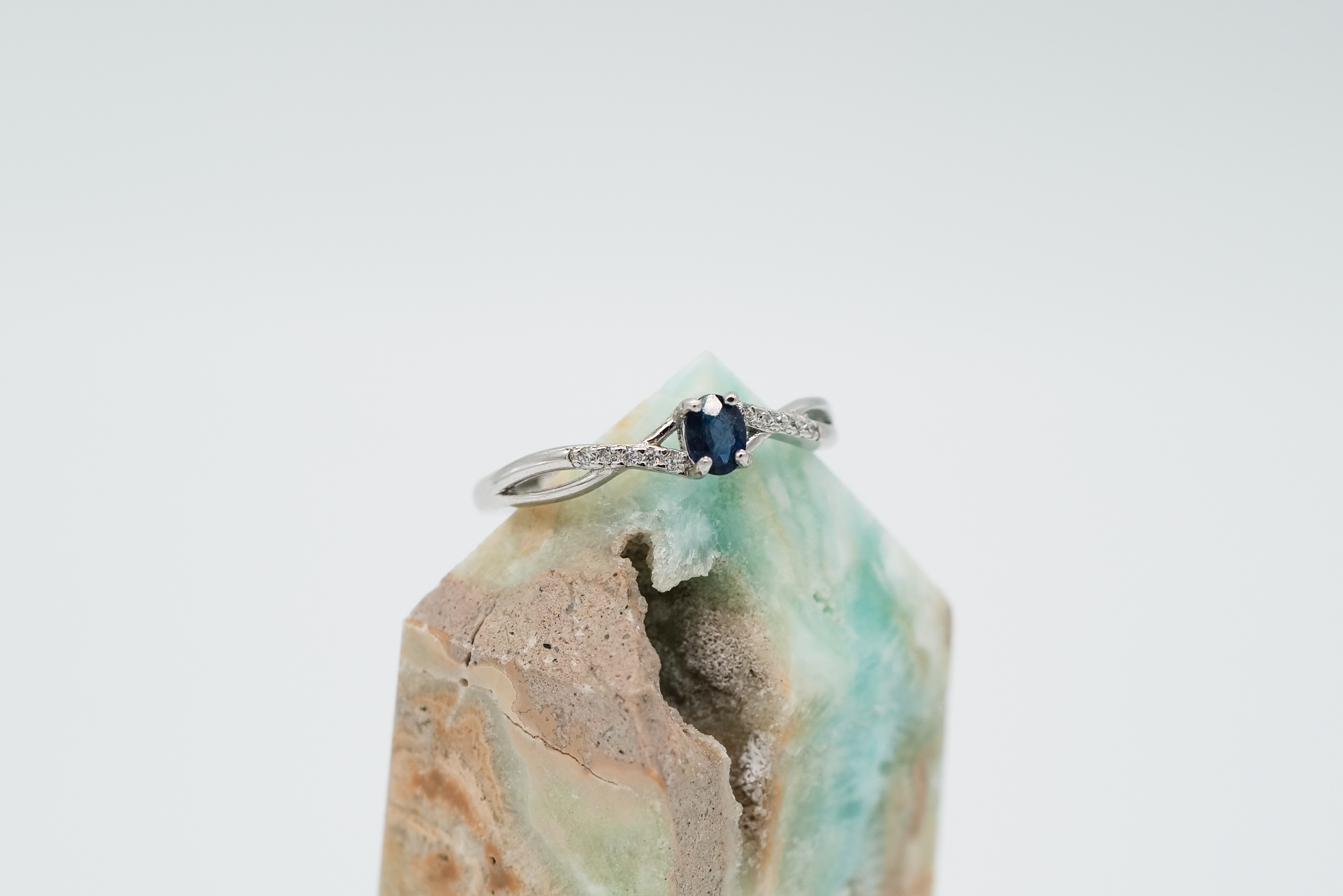 Anillo fino de zafiro azul