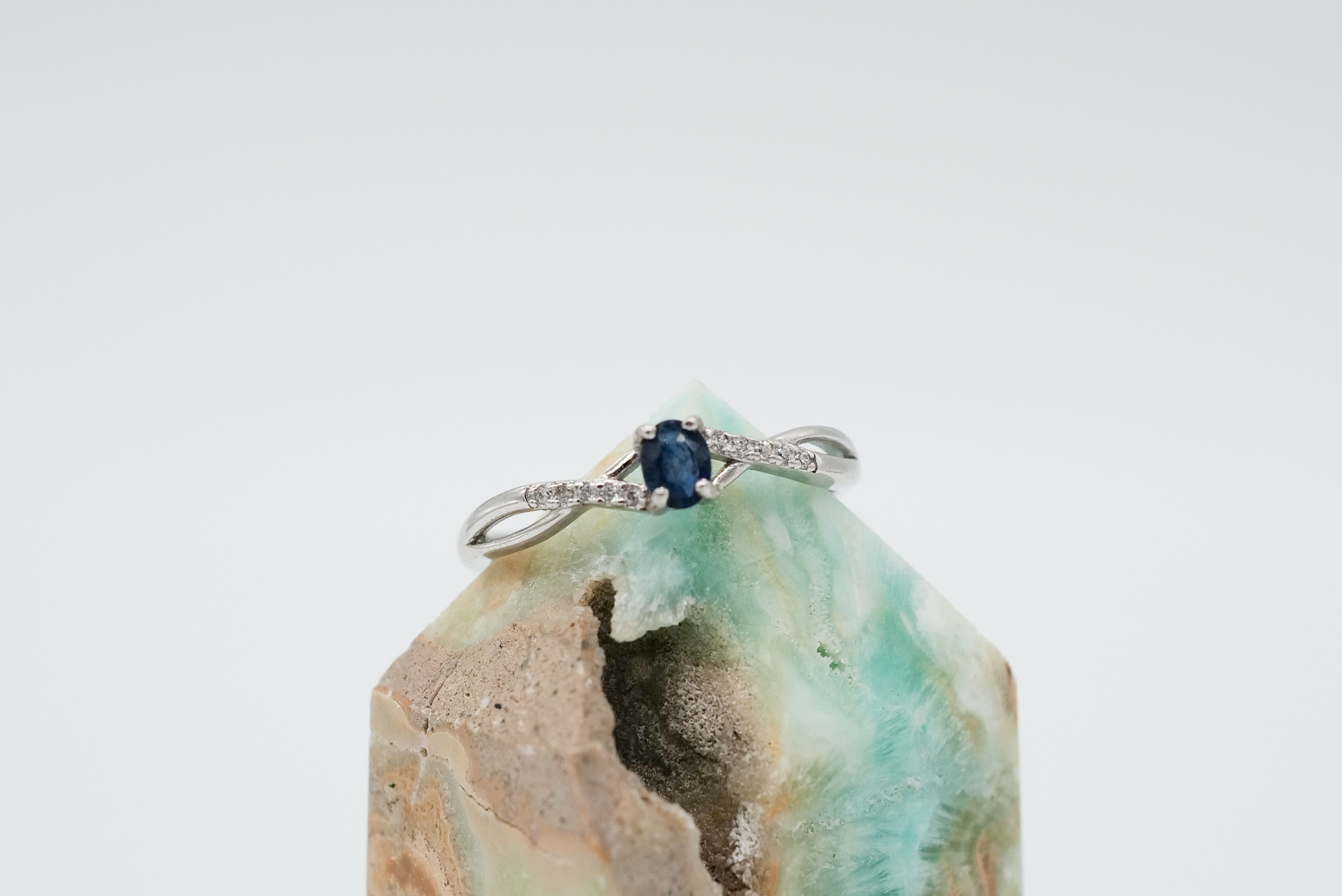 Anillo fino de zafiro azul