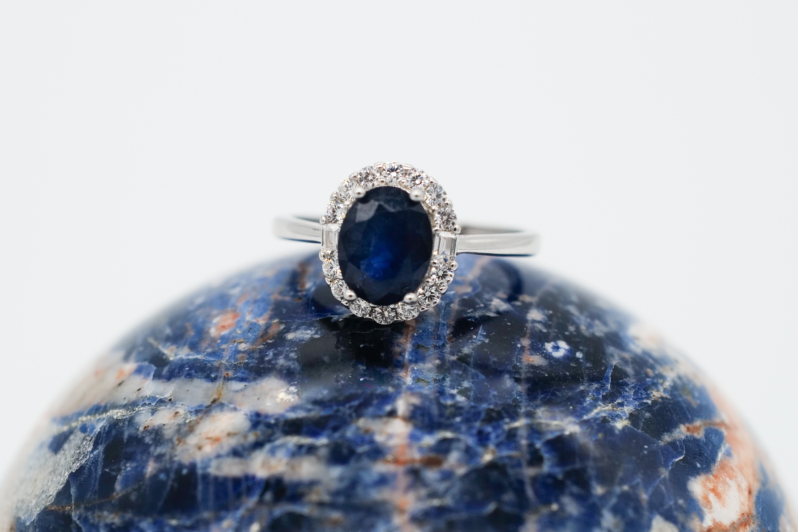 Anillo de zafiro azul inspirado en el anillo Princesa Diana