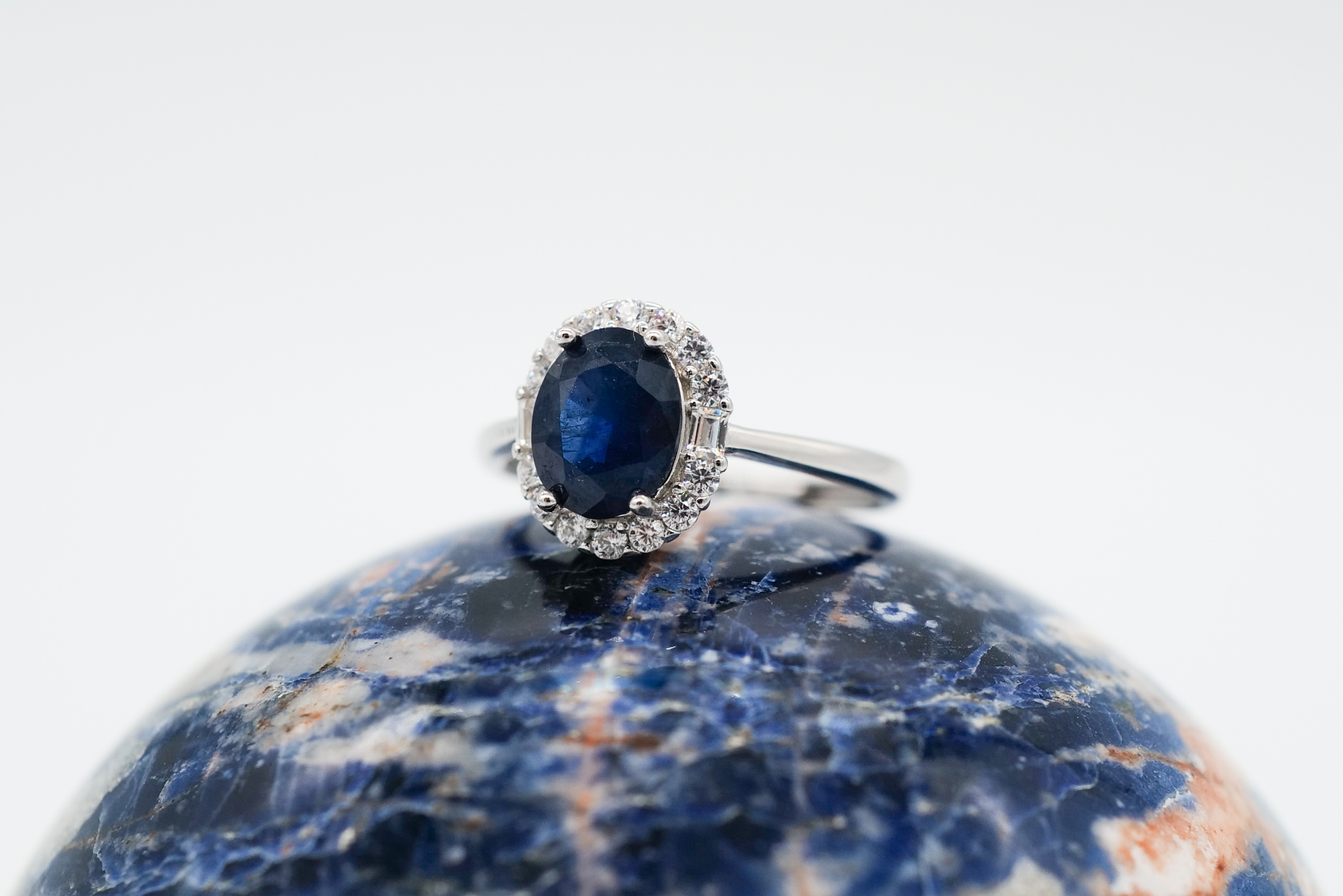 Anillo de zafiro azul inspirado en el anillo Princesa Diana