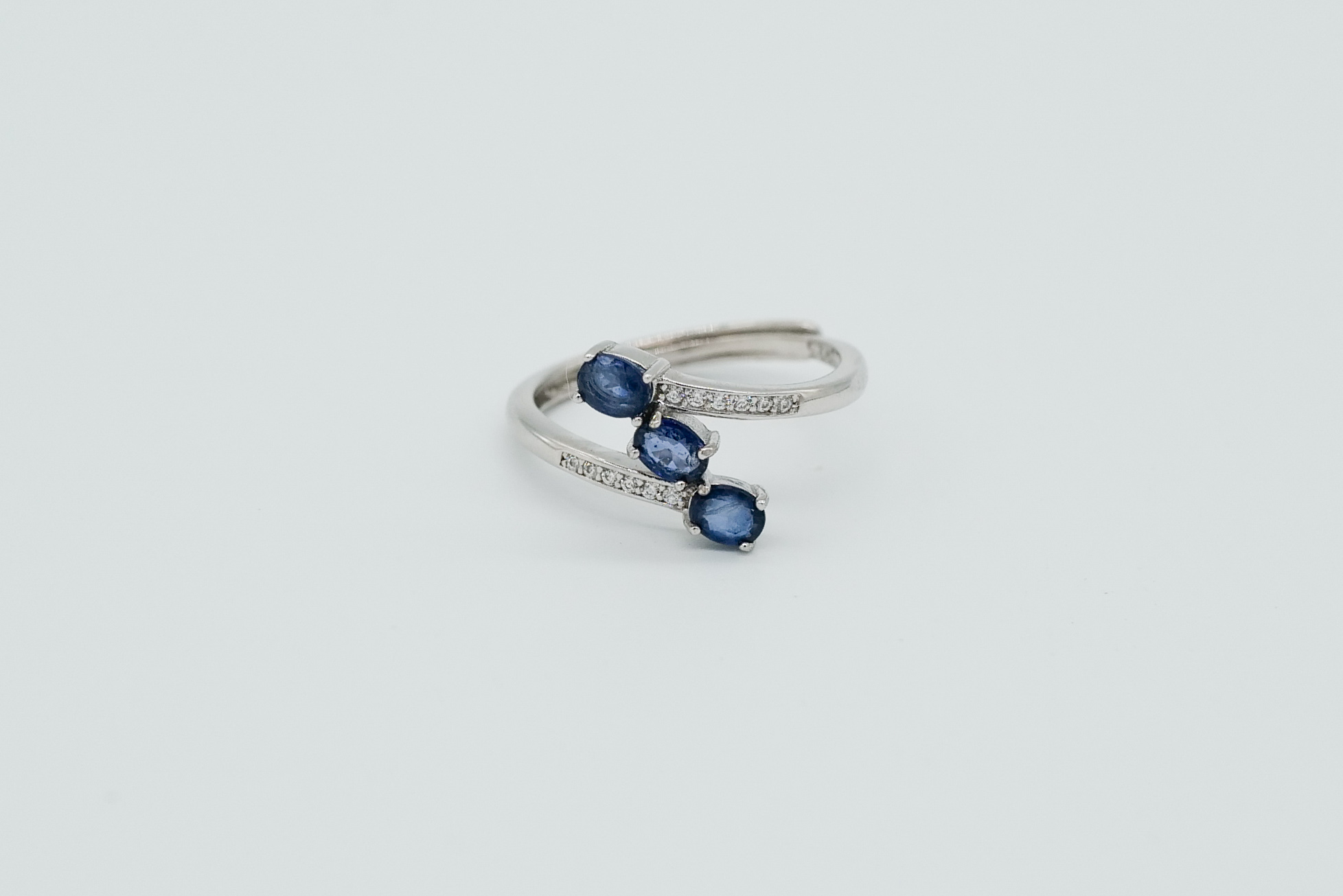 Anillo de triple zafiro azul