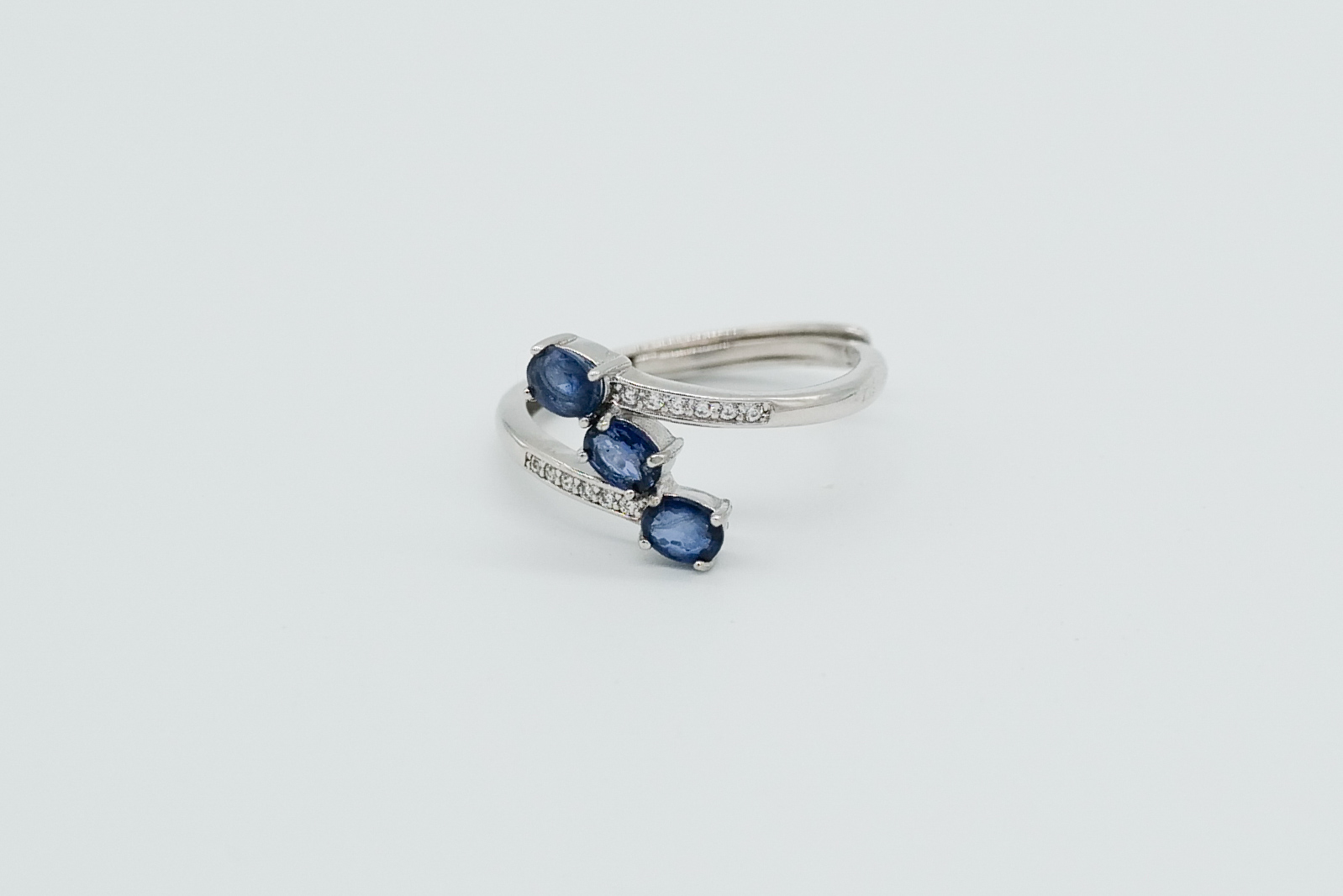 Anillo de triple zafiro azul