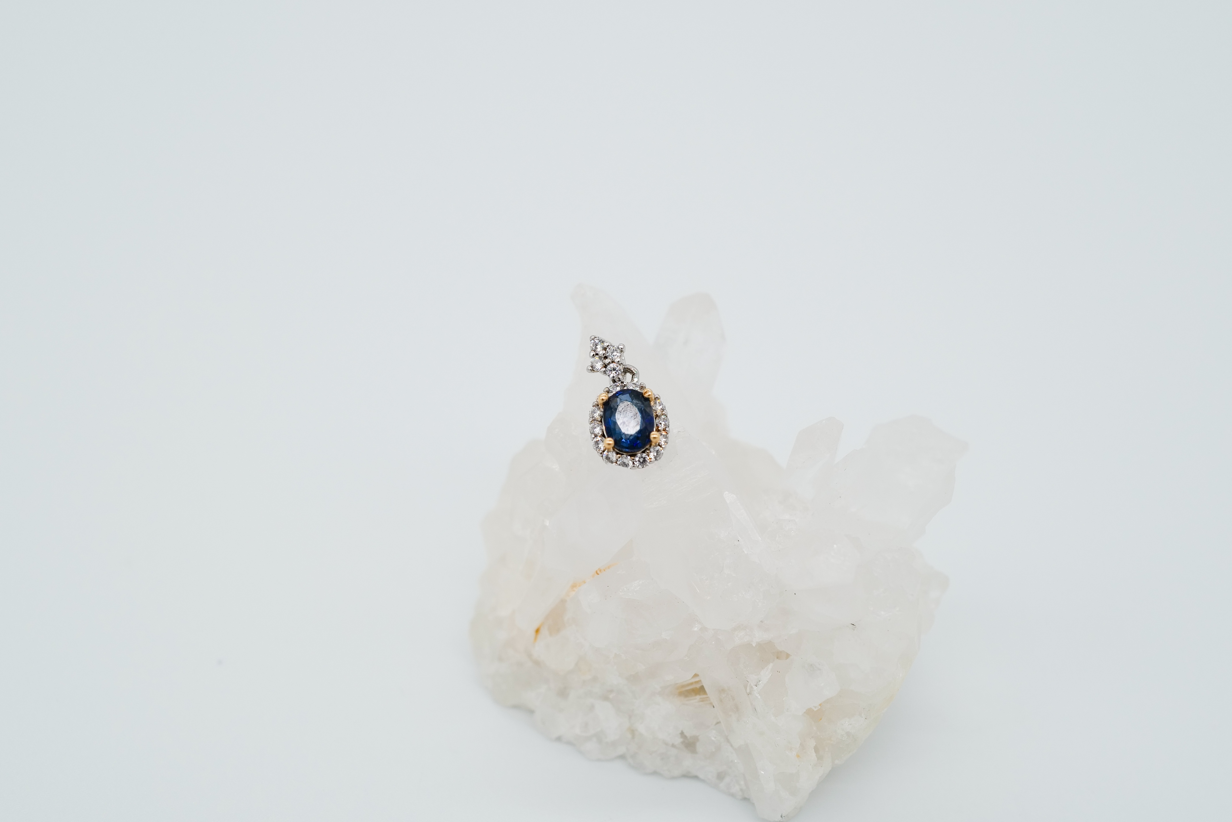 Sencillo colgante de zafiro azul