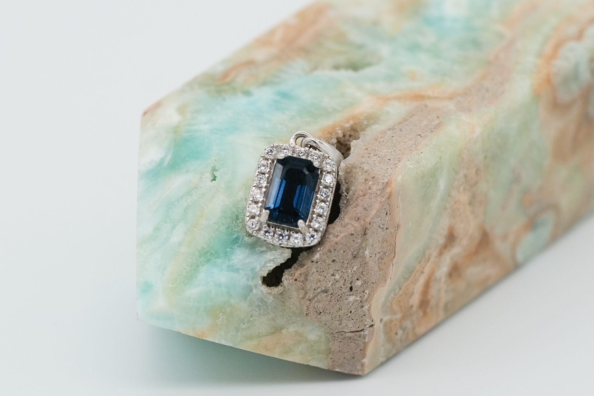 Colgante de zafiro verde azulado