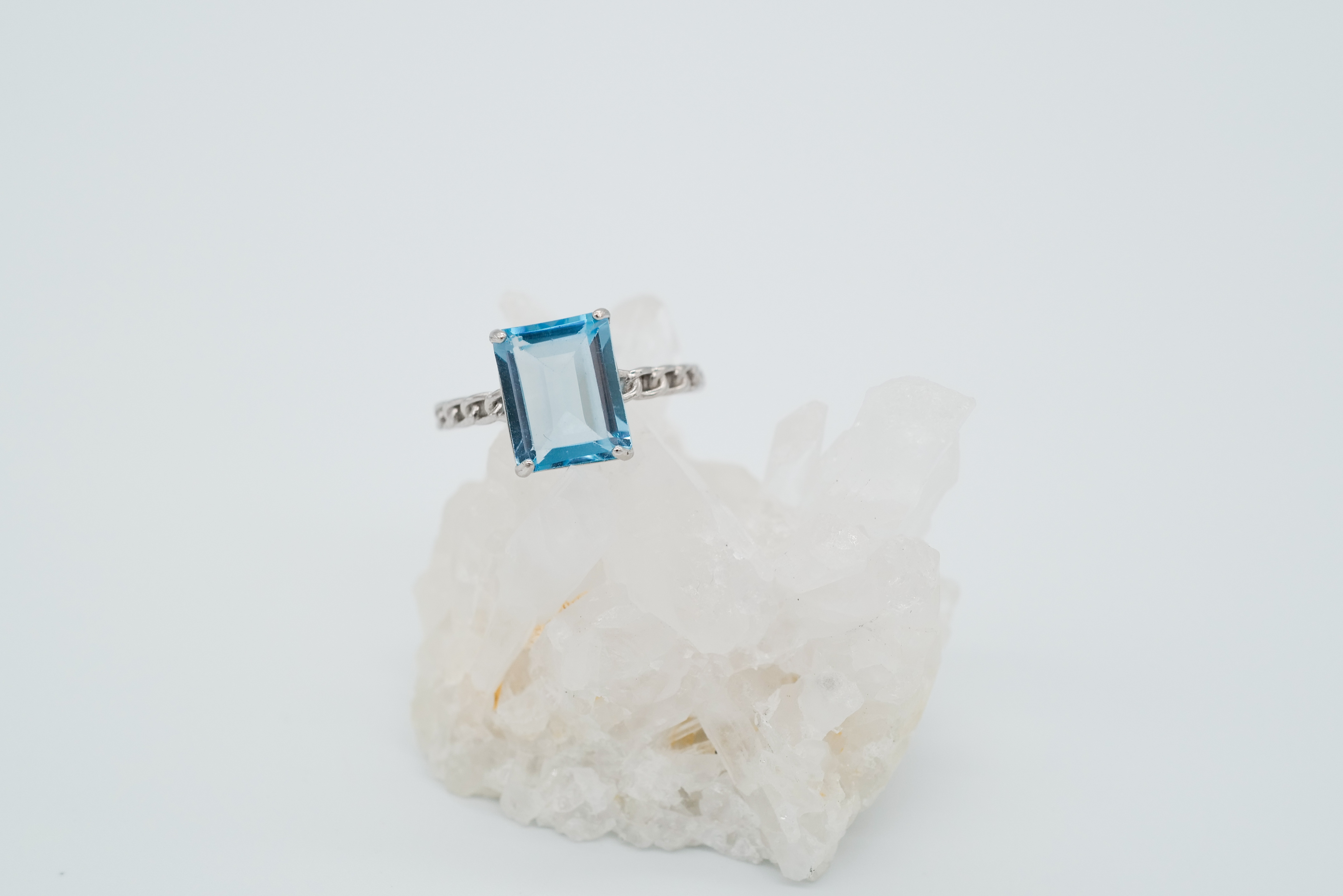 Impresionante anillo de topacio azul suizo talla esmeralda