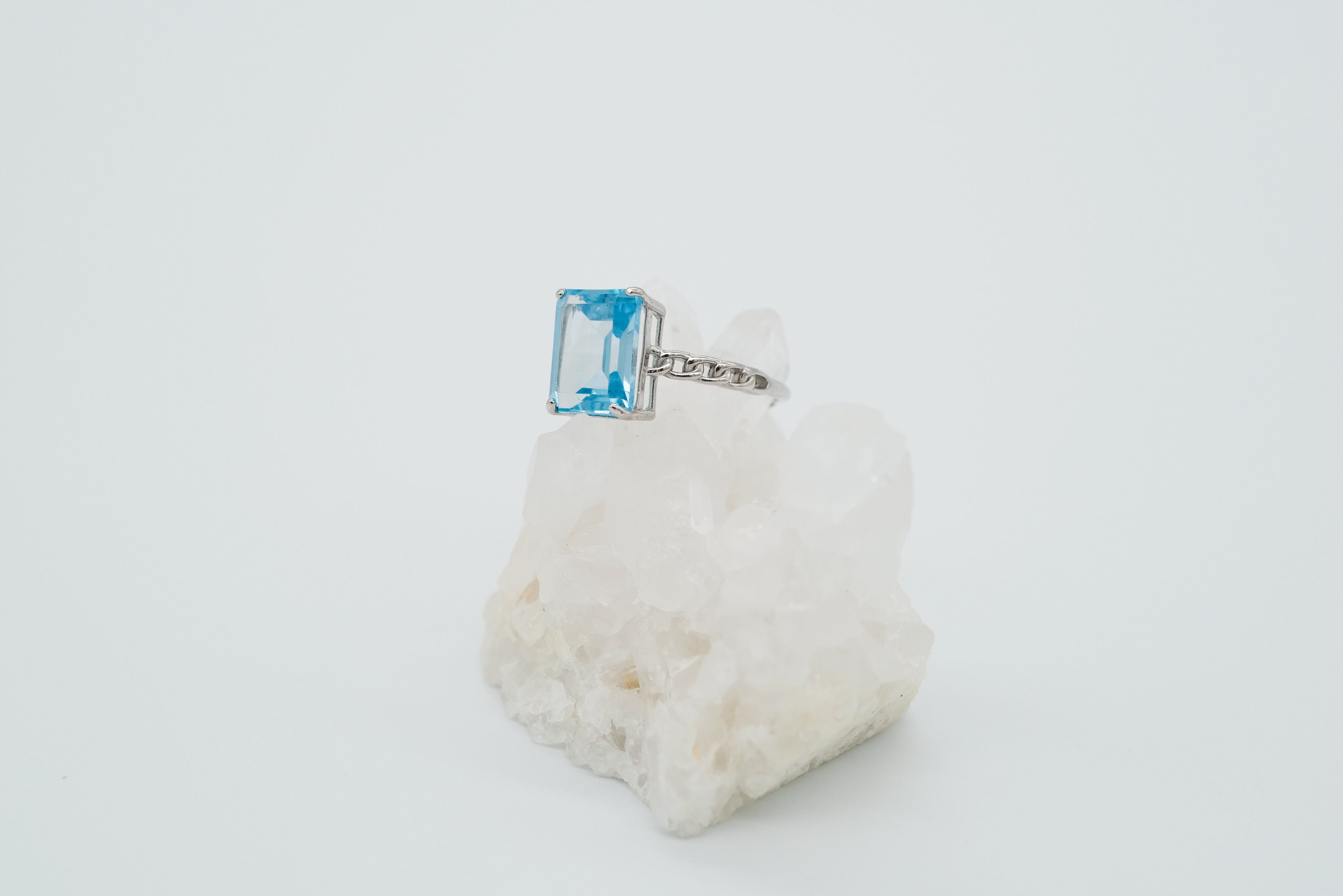 Impresionante anillo de topacio azul suizo talla esmeralda