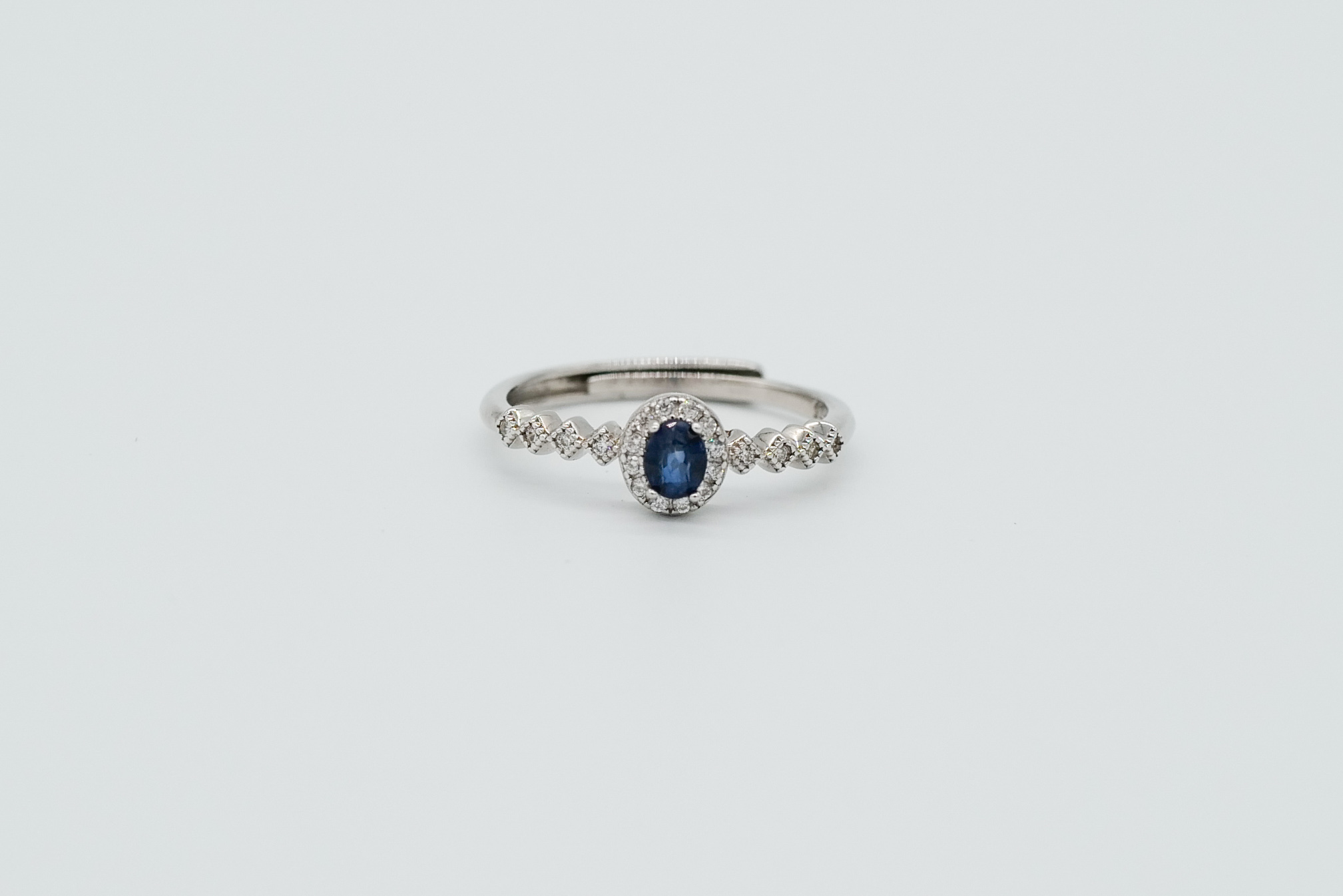 Anillo de zafiro azul