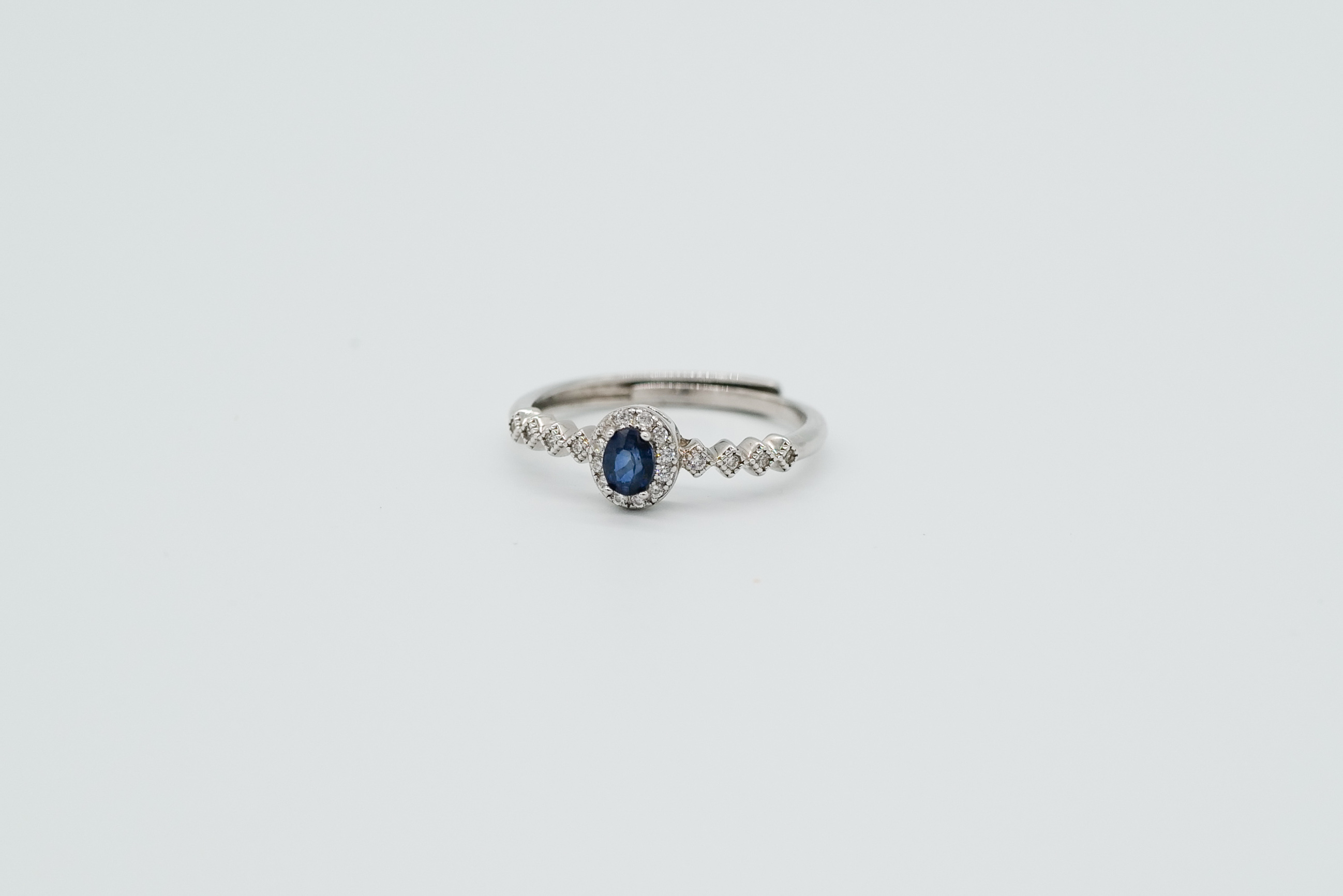 Anillo de zafiro azul