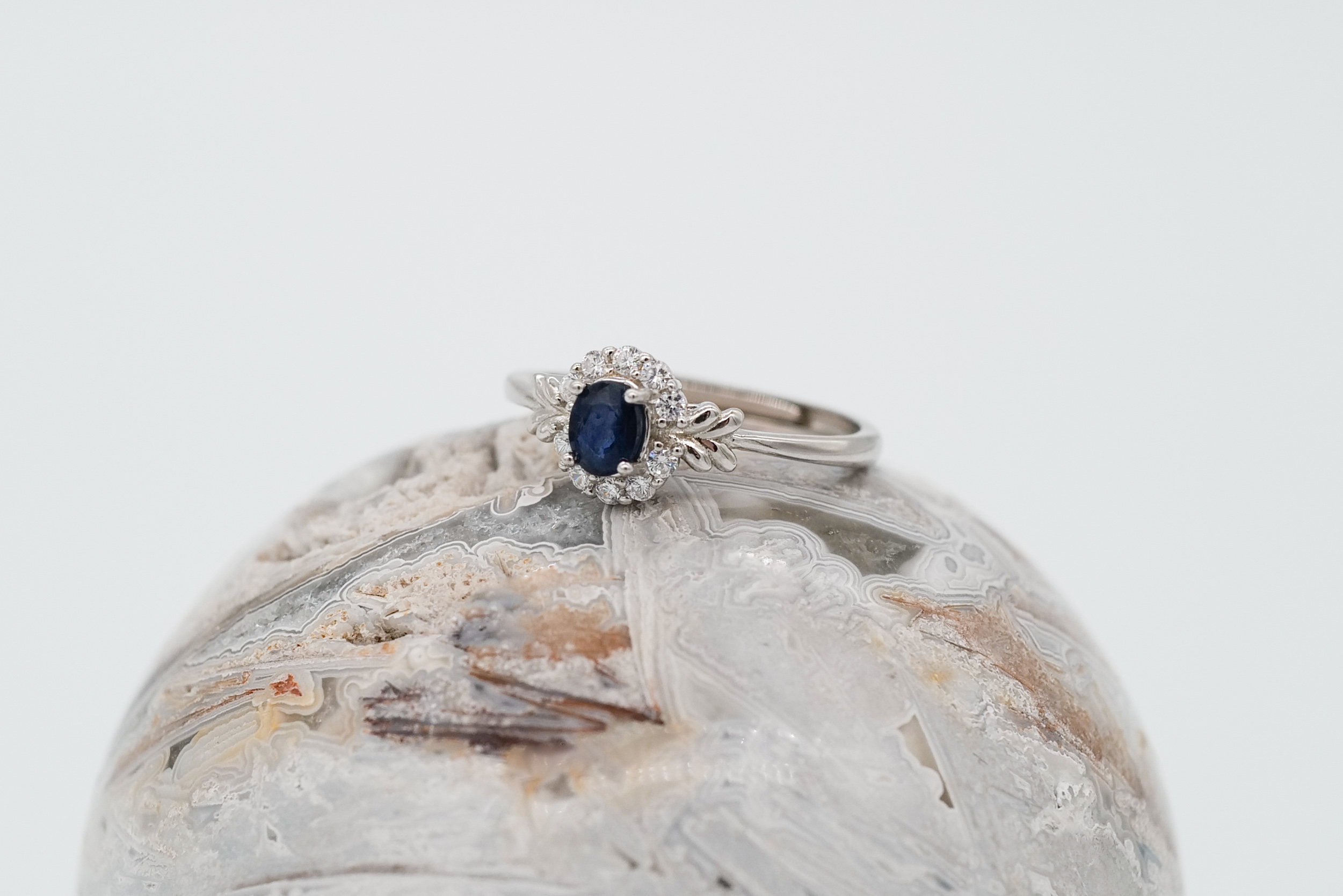 Anillo de zafiro azul