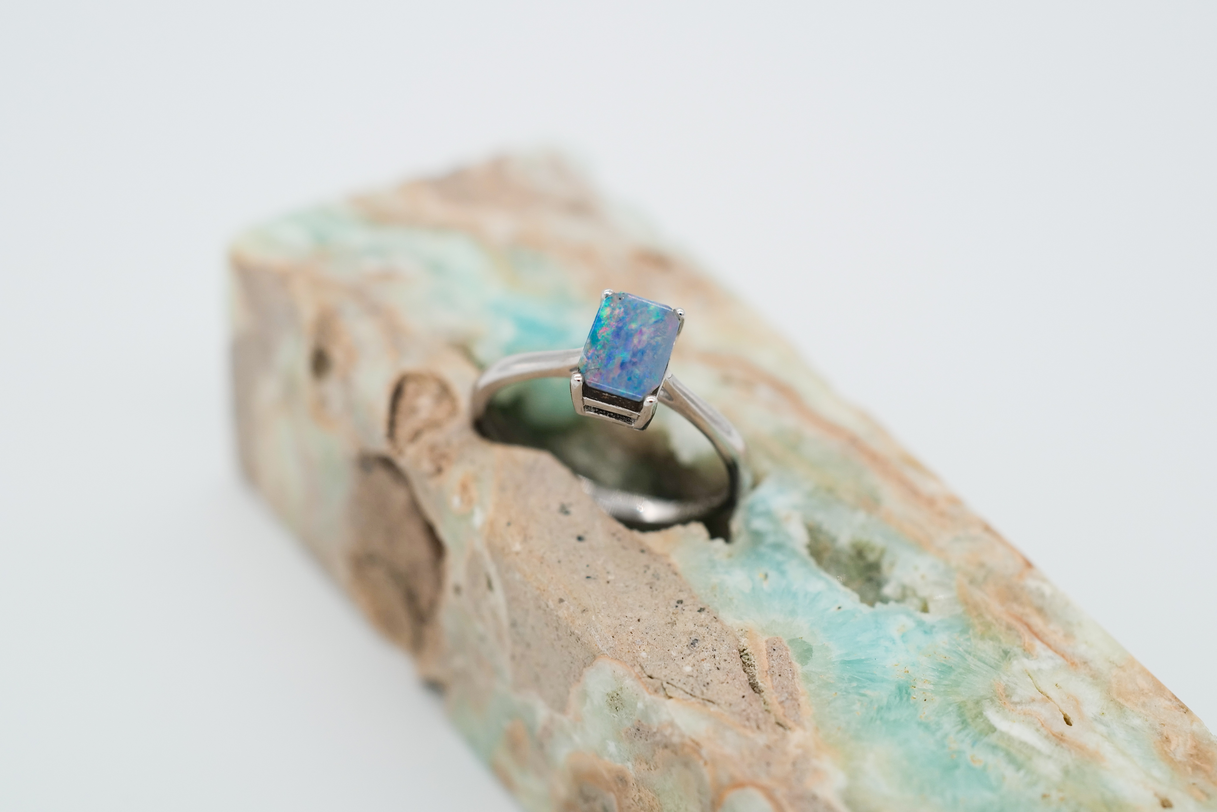 Elegante anillo de ópalo australiano