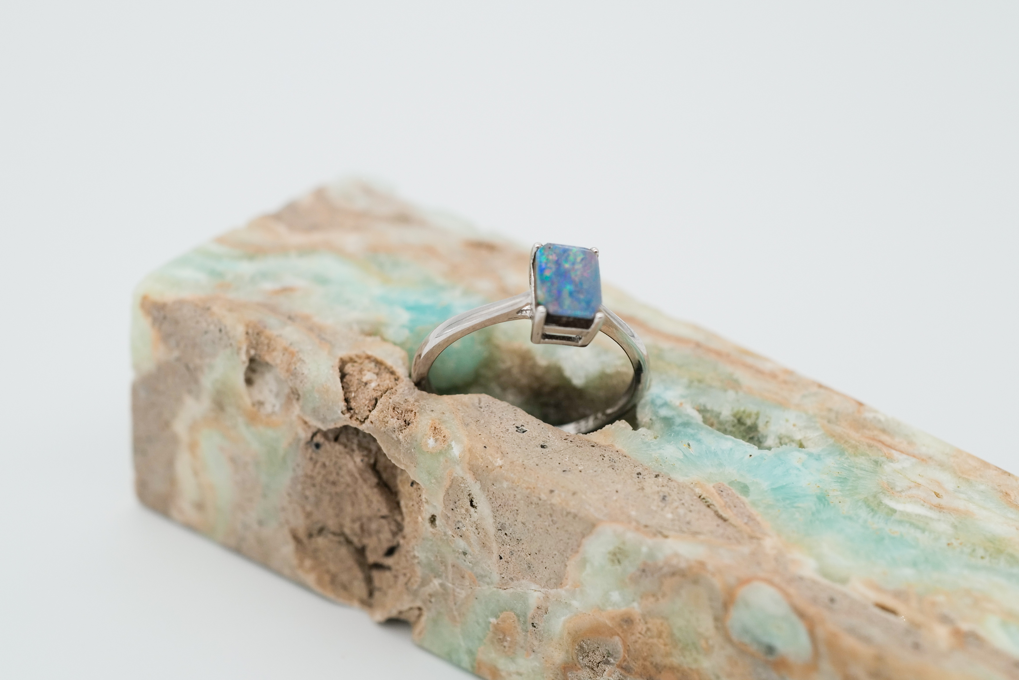 Elegante anillo de ópalo australiano