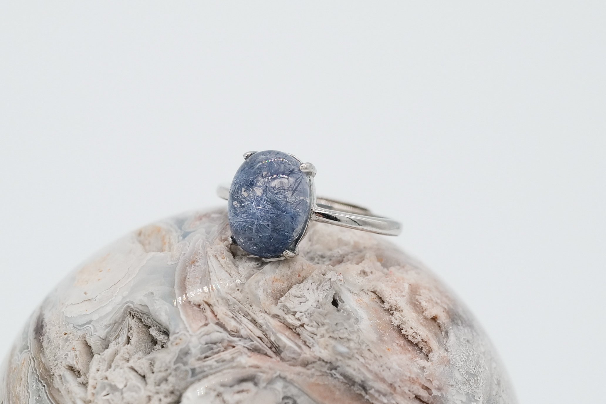 Anillo de cuarzo dumortierita