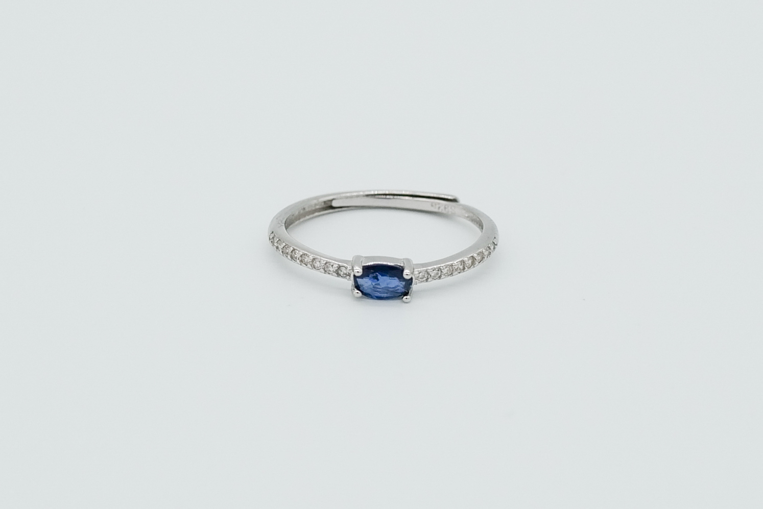 Anillo sencillo de zafiro azul