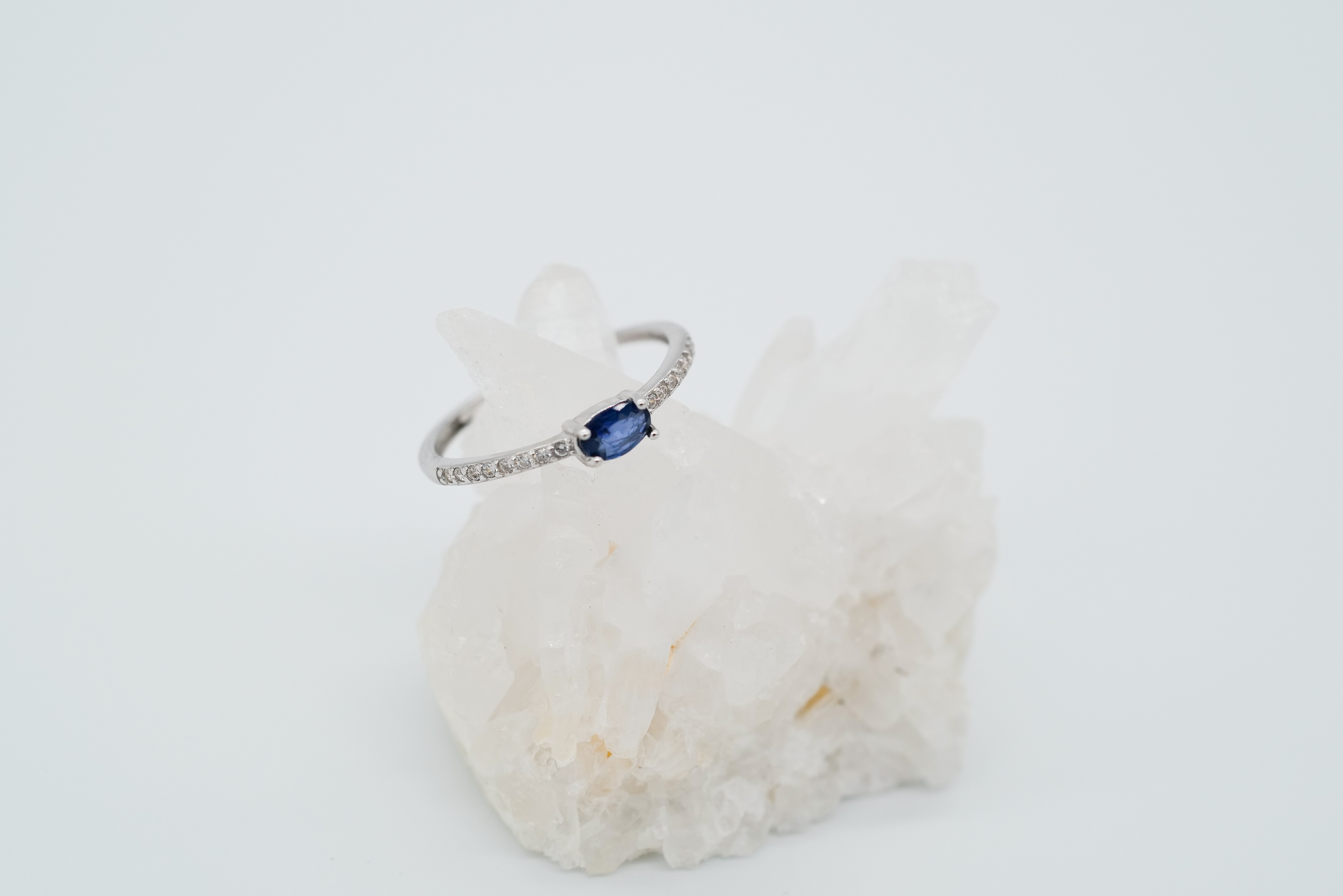 Anillo sencillo de zafiro azul