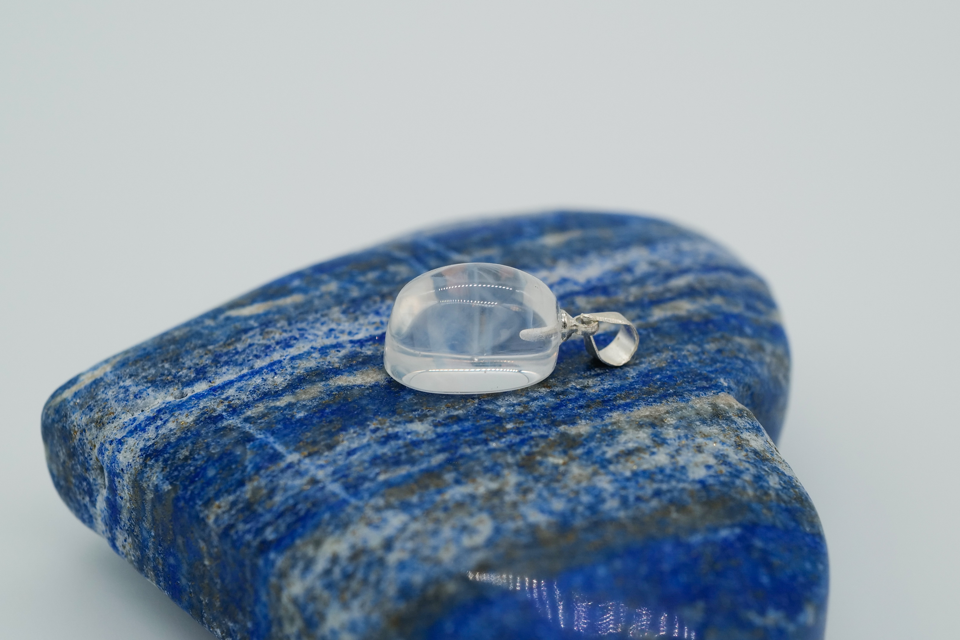 Exclusivo colgante de cuarzo claro con rutilado azul