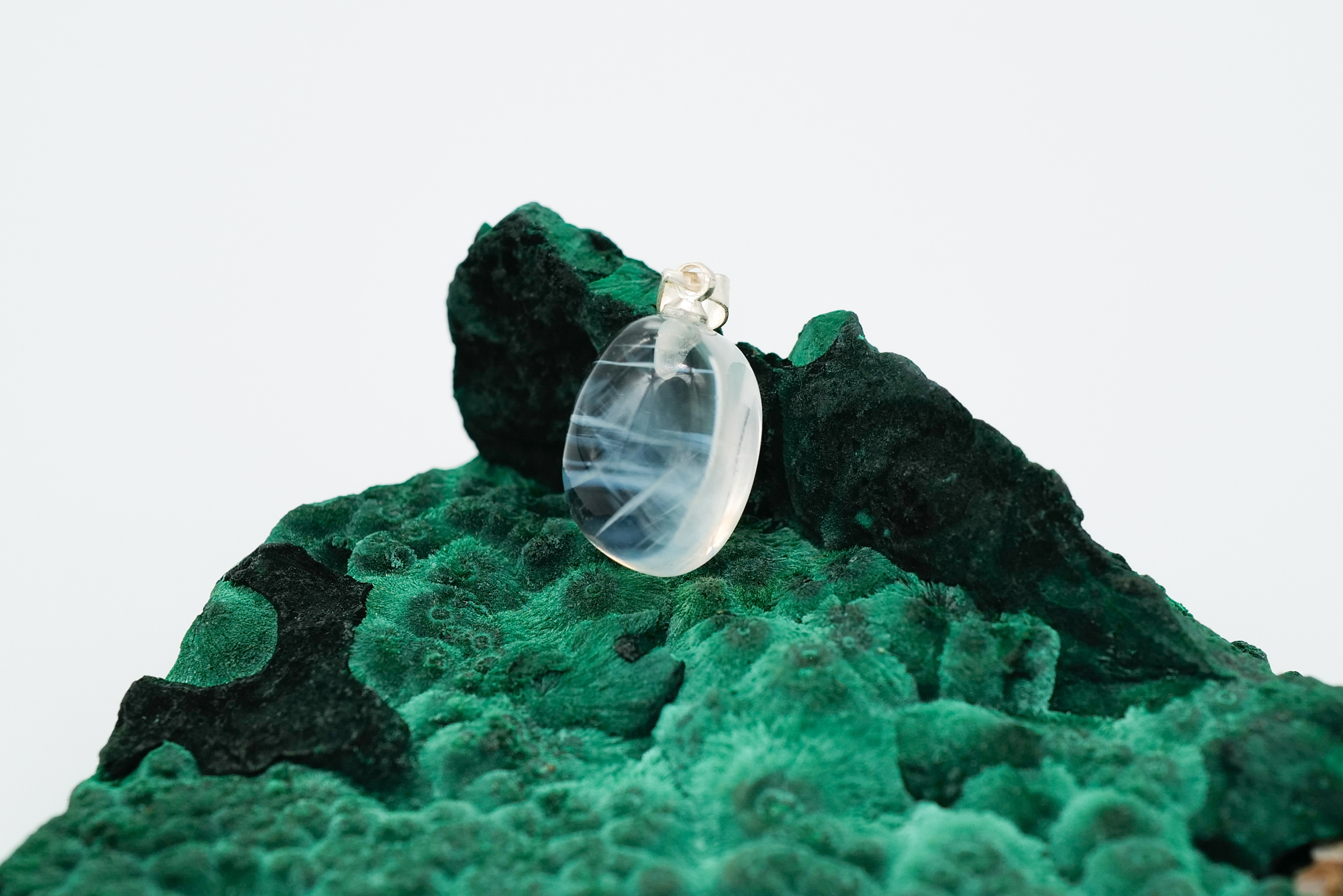 Exclusivo colgante de cuarzo claro con rutilado azul