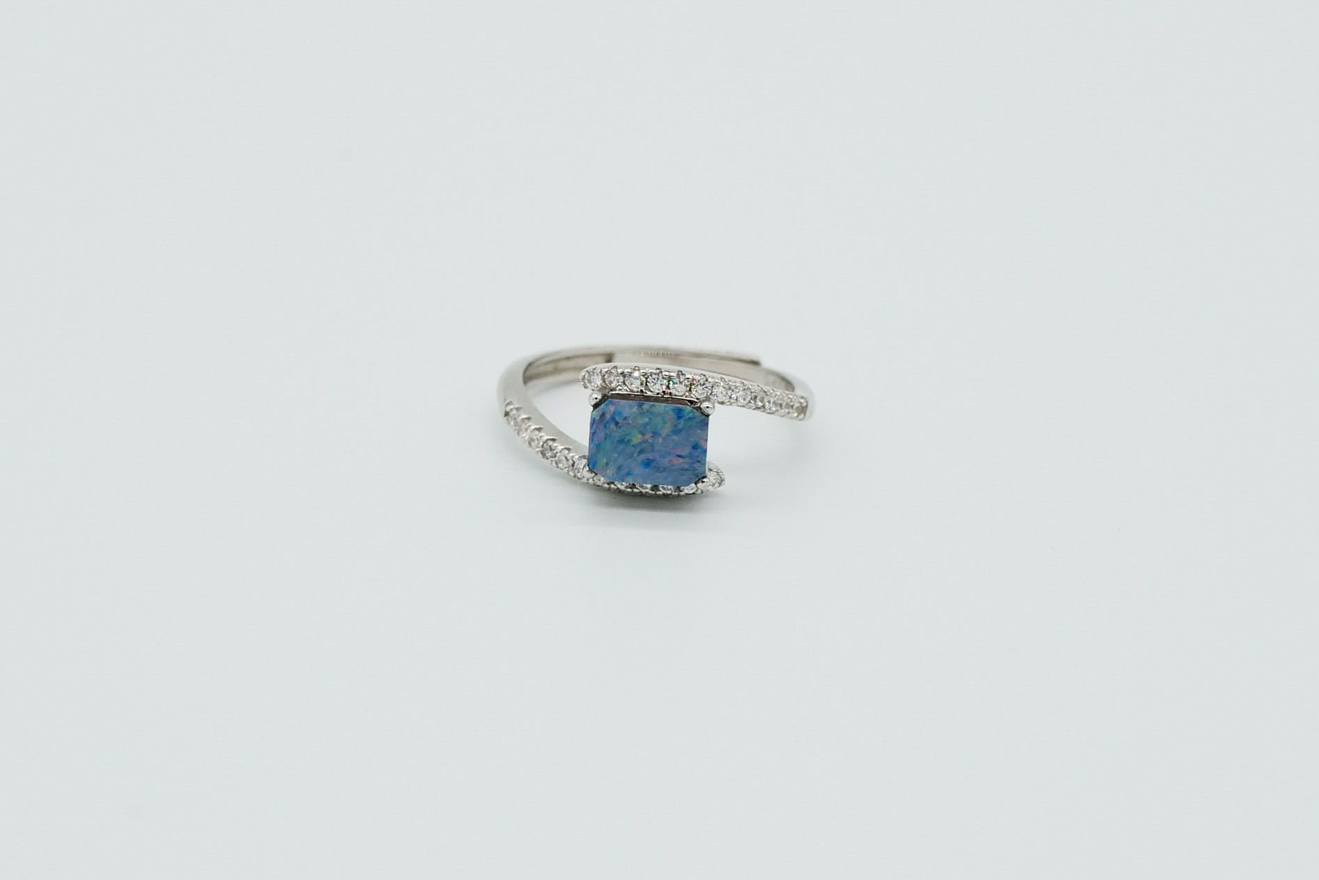 Anillo de ópalo australiano