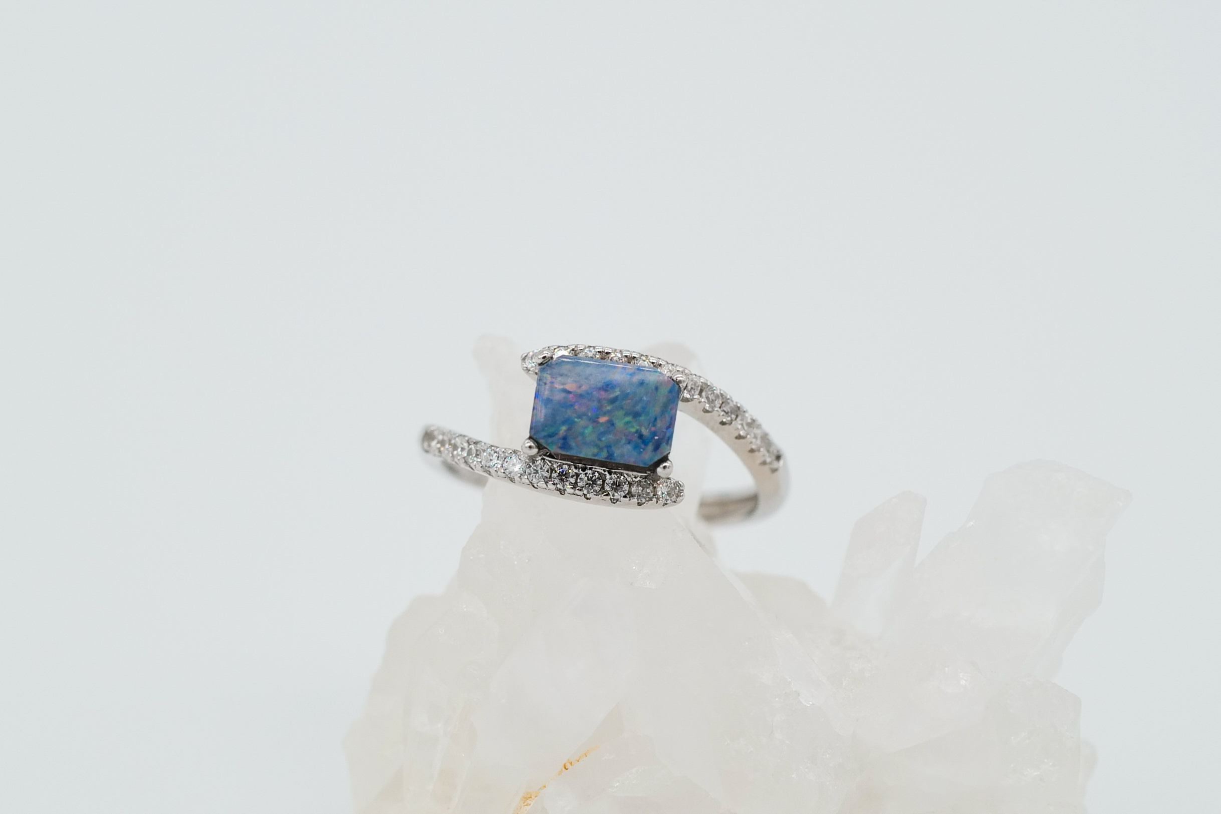 Anillo de ópalo australiano