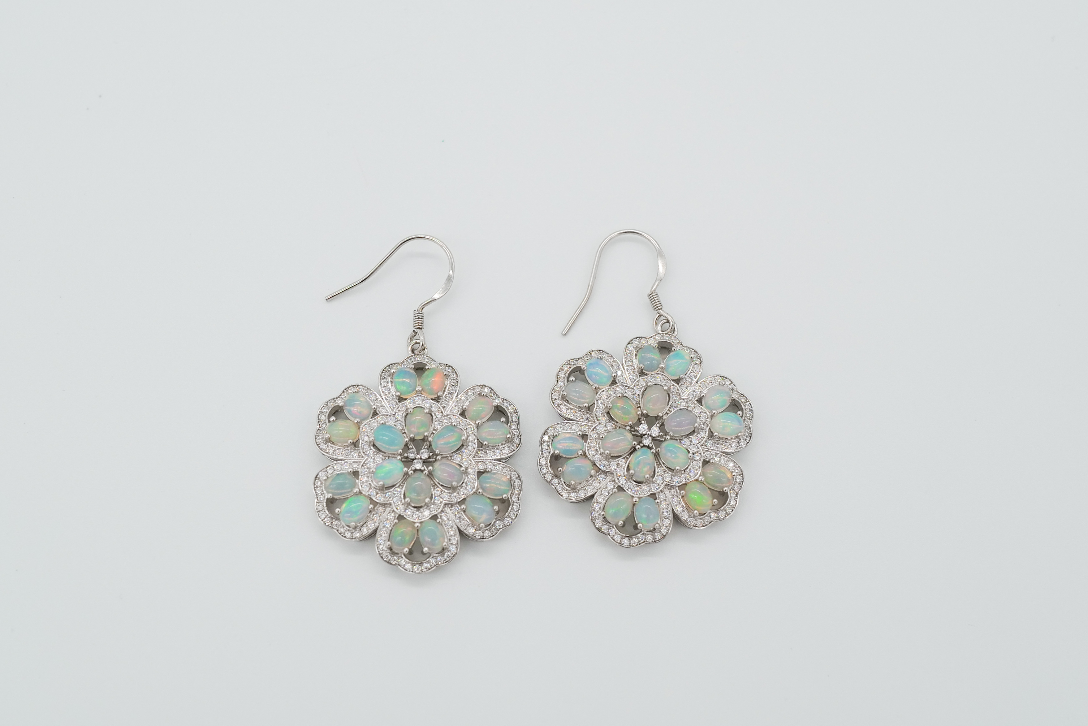 Pendientes con ópalos con forma de flor