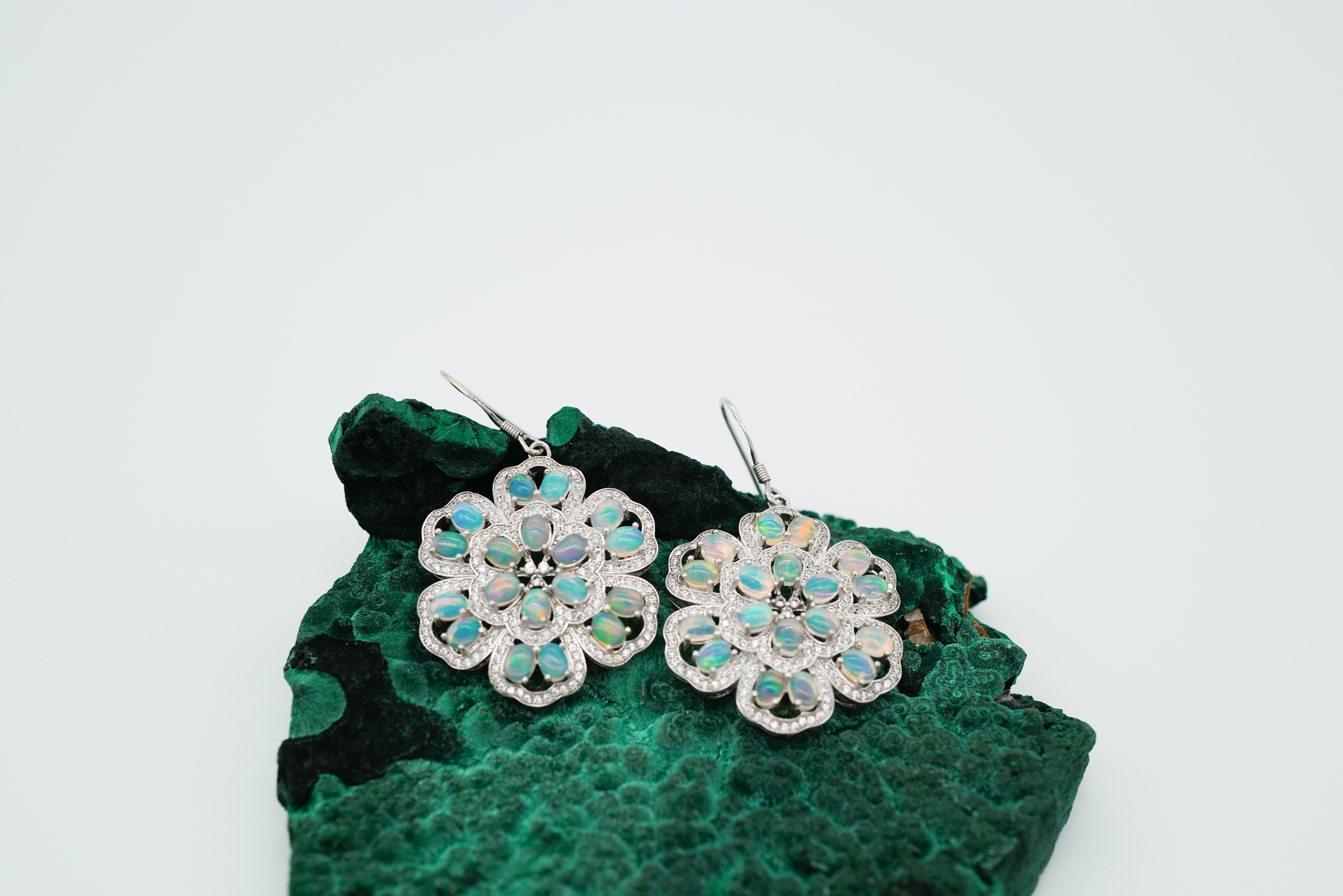 Pendientes con ópalos con forma de flor