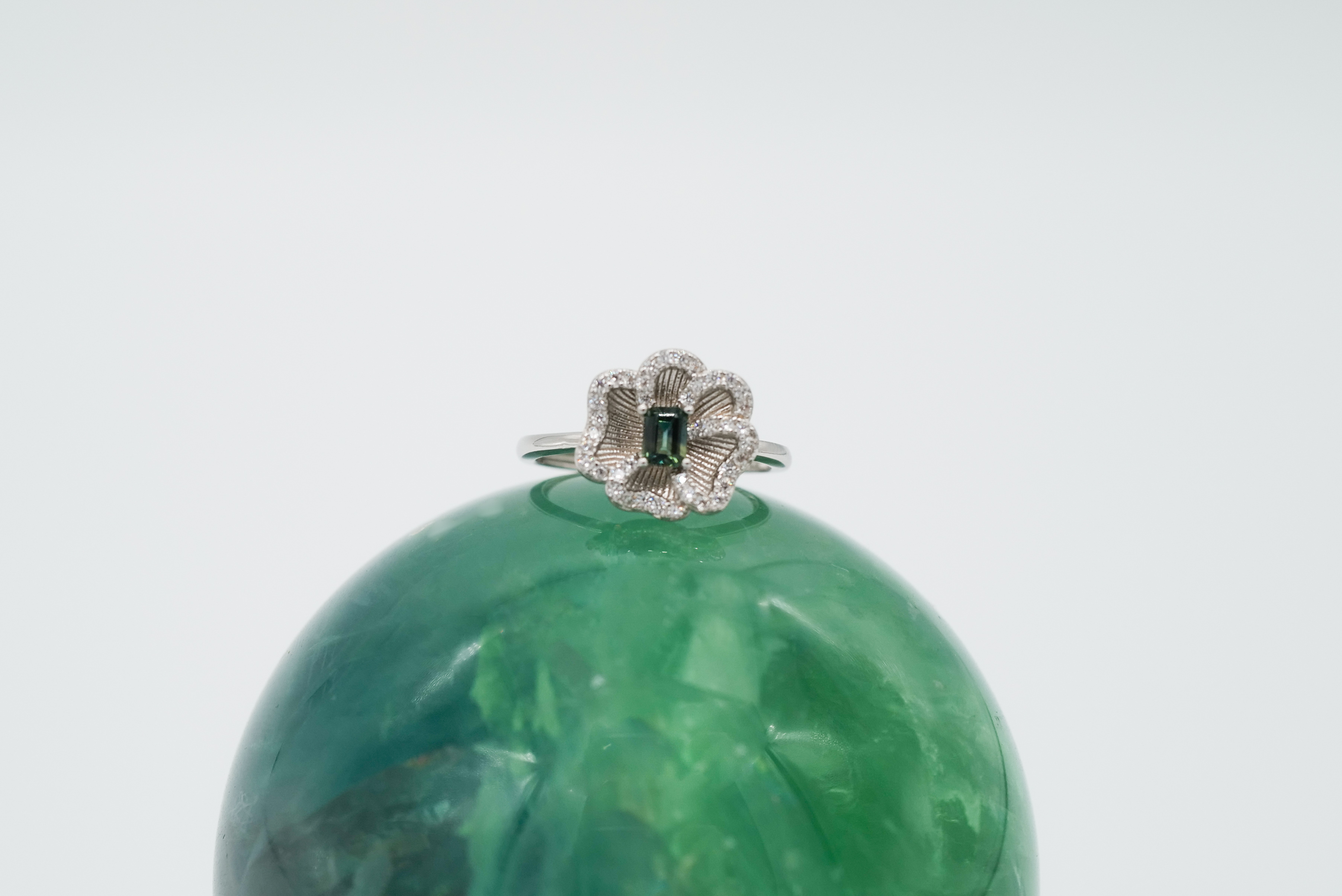 Anillo con zafiro verde azulado