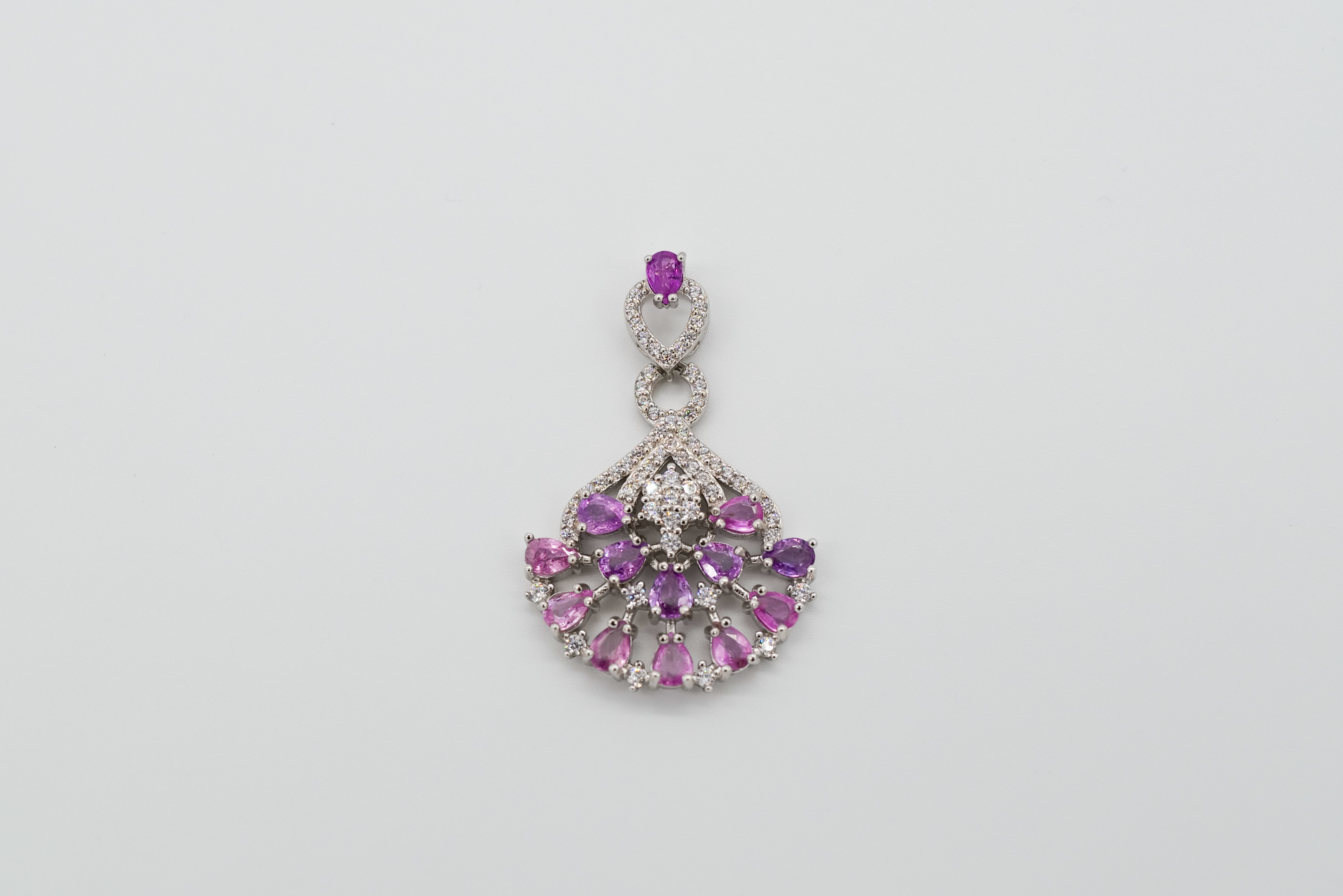 Colgante de zafiros rosas