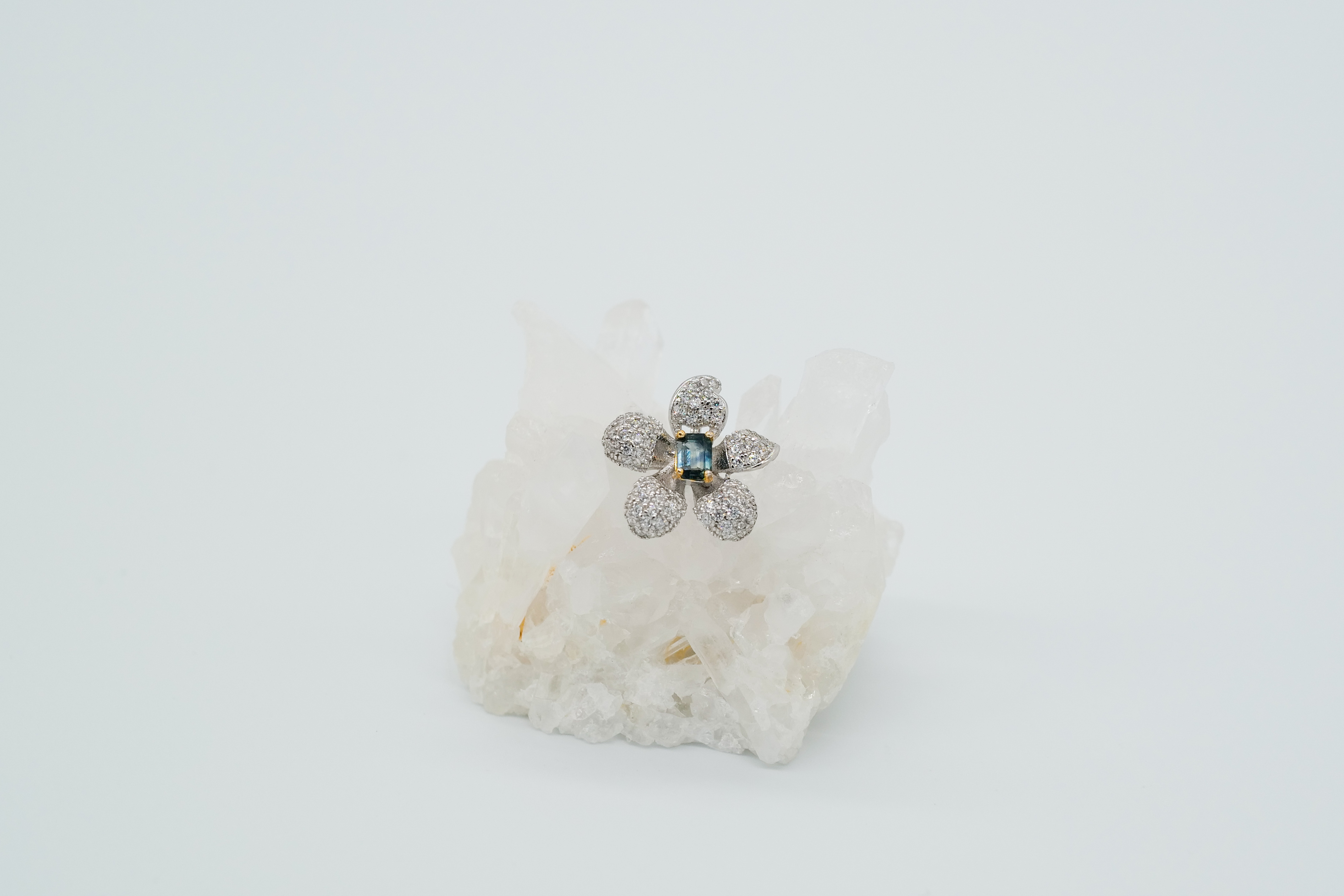 Colgante con zafiro azul verdoso