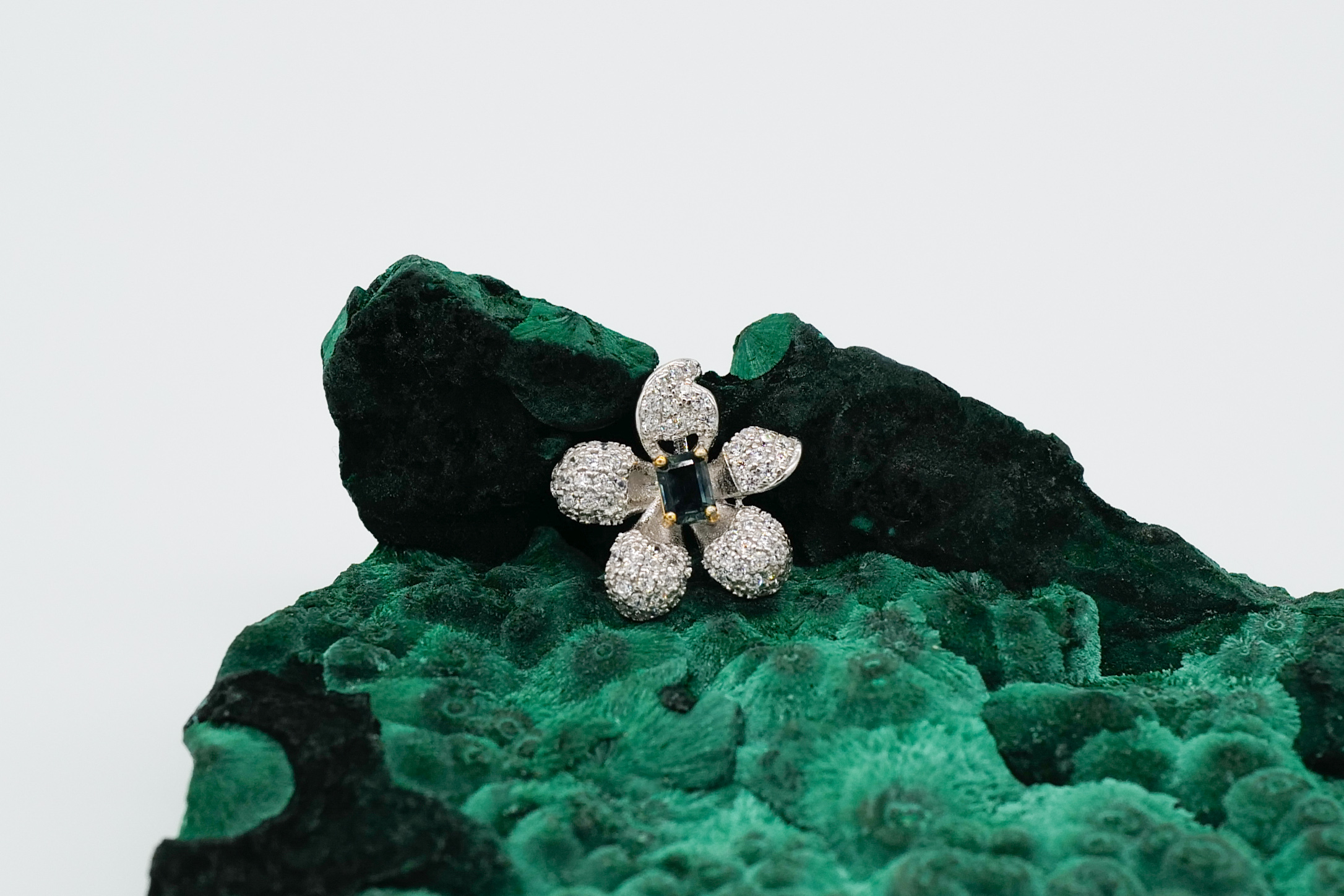 Colgante con zafiro azul verdoso