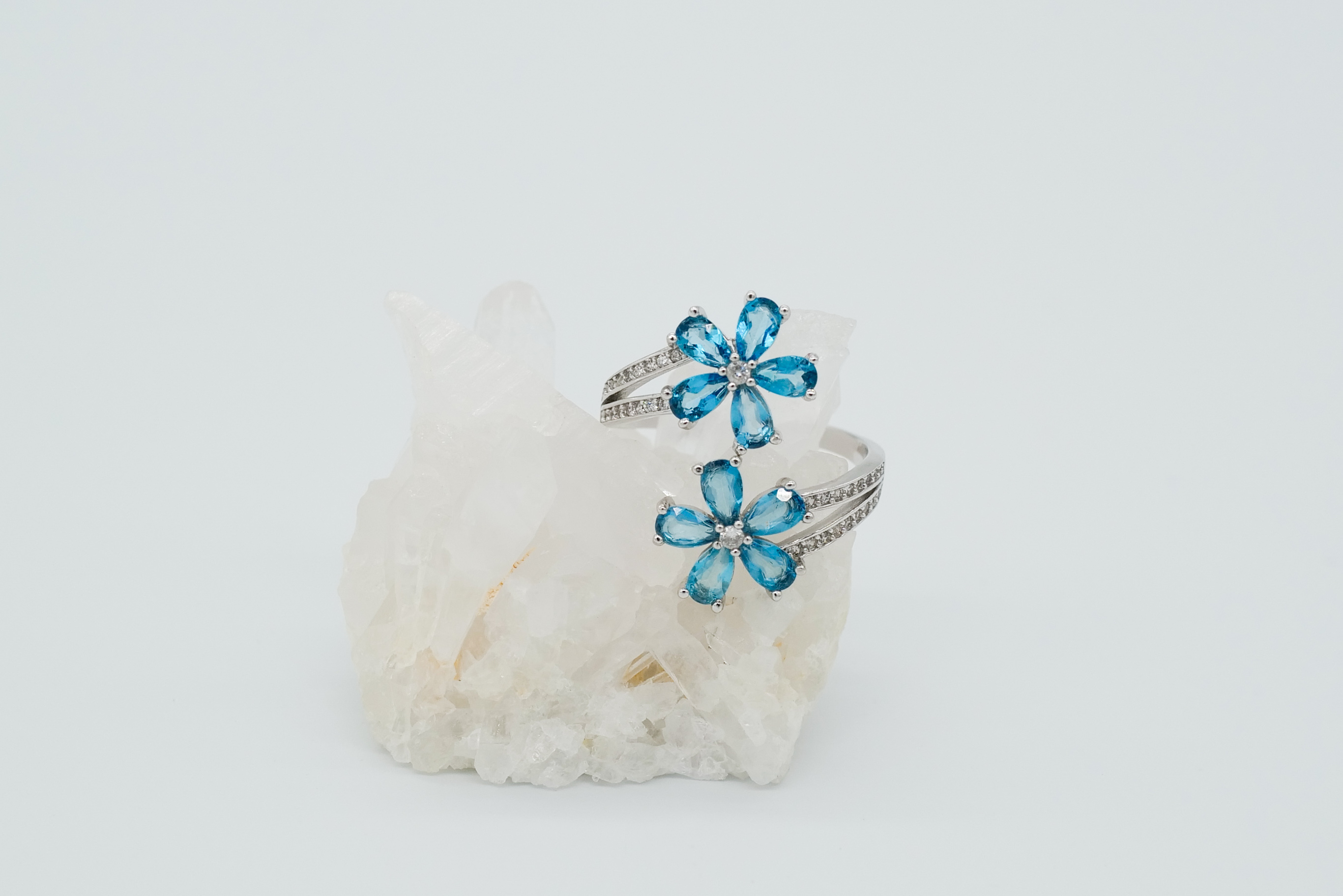 Anillo de topacio azul cielo