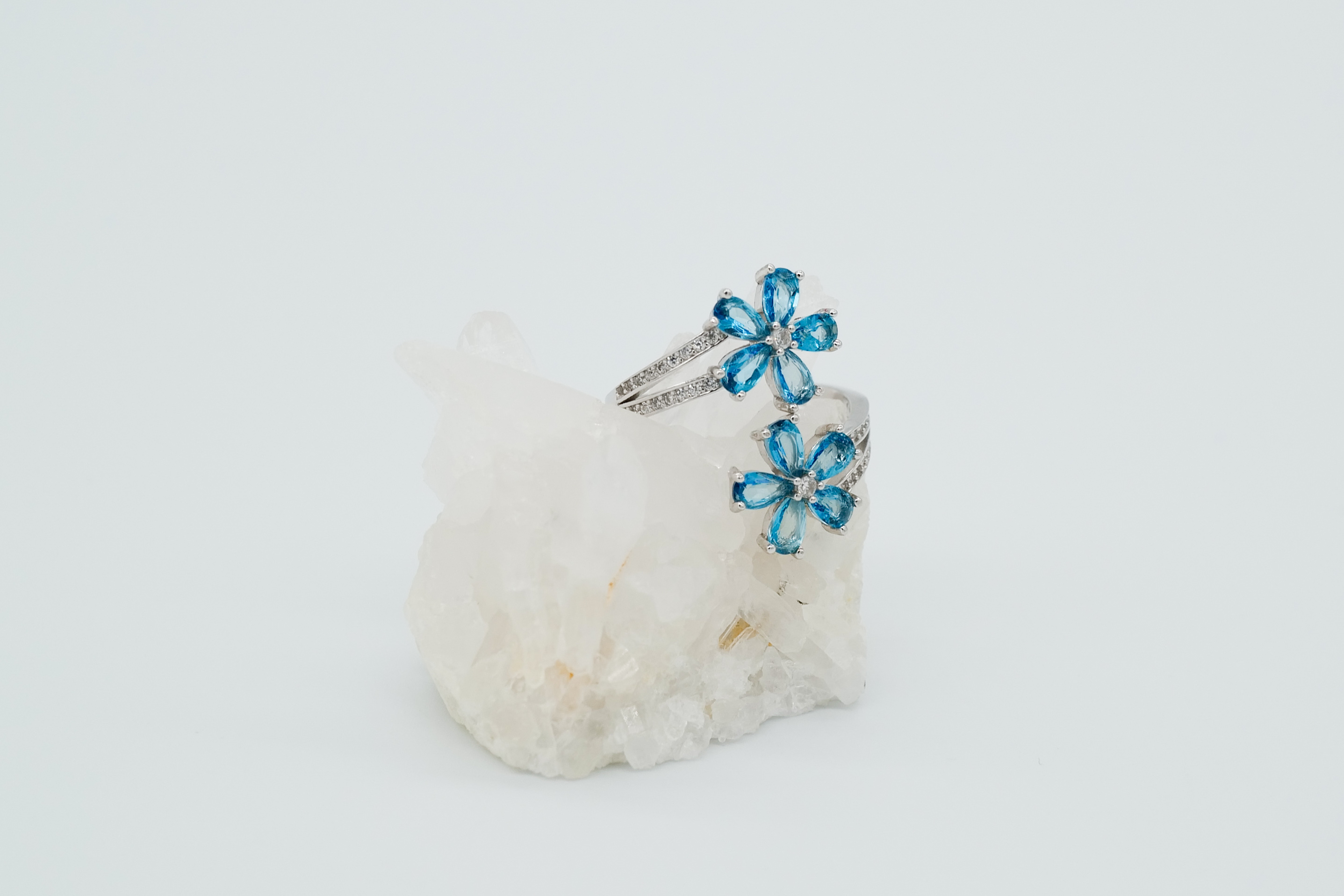 Anillo de topacio azul cielo