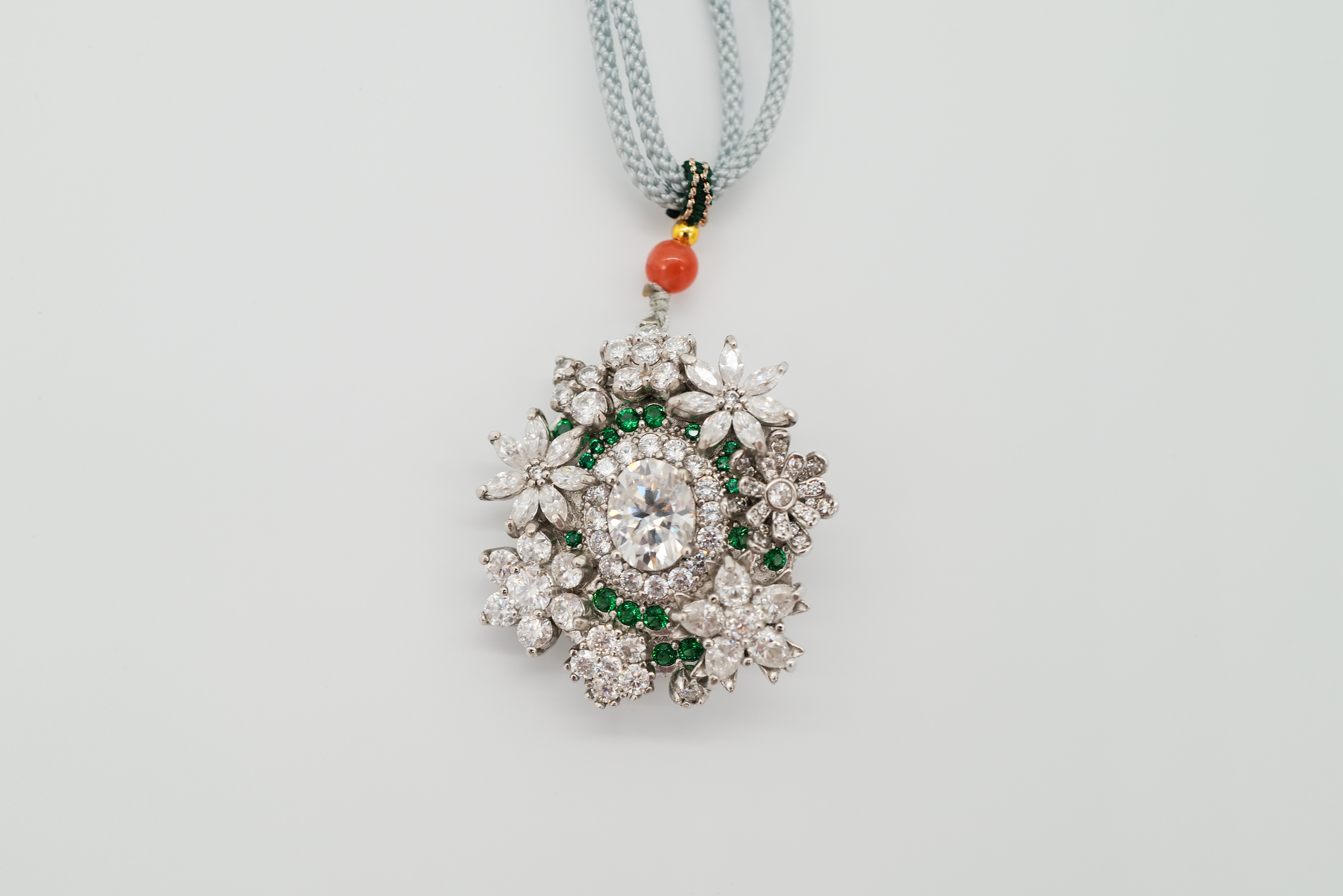 Colgante floral con moissanitas