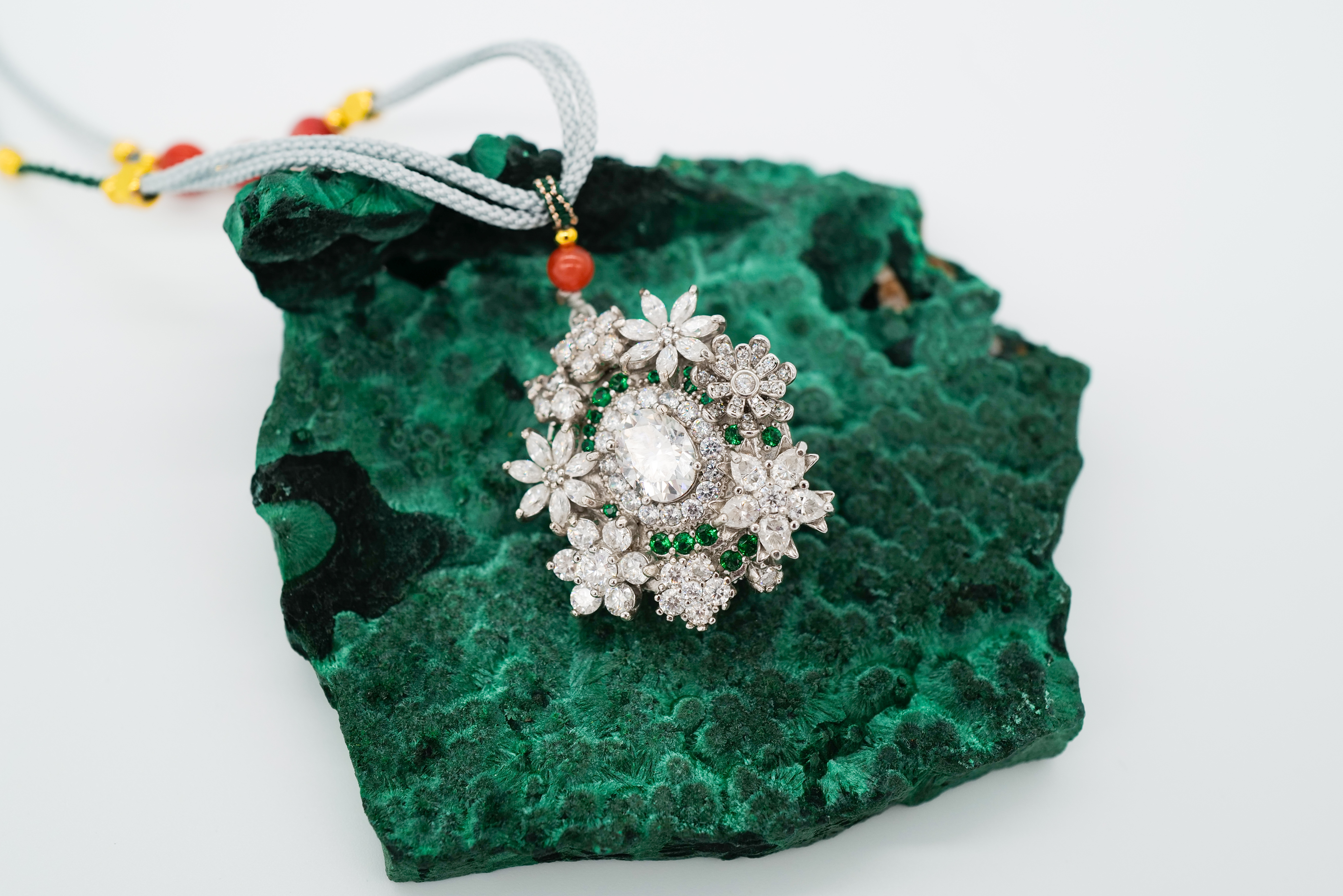 Colgante floral con moissanitas