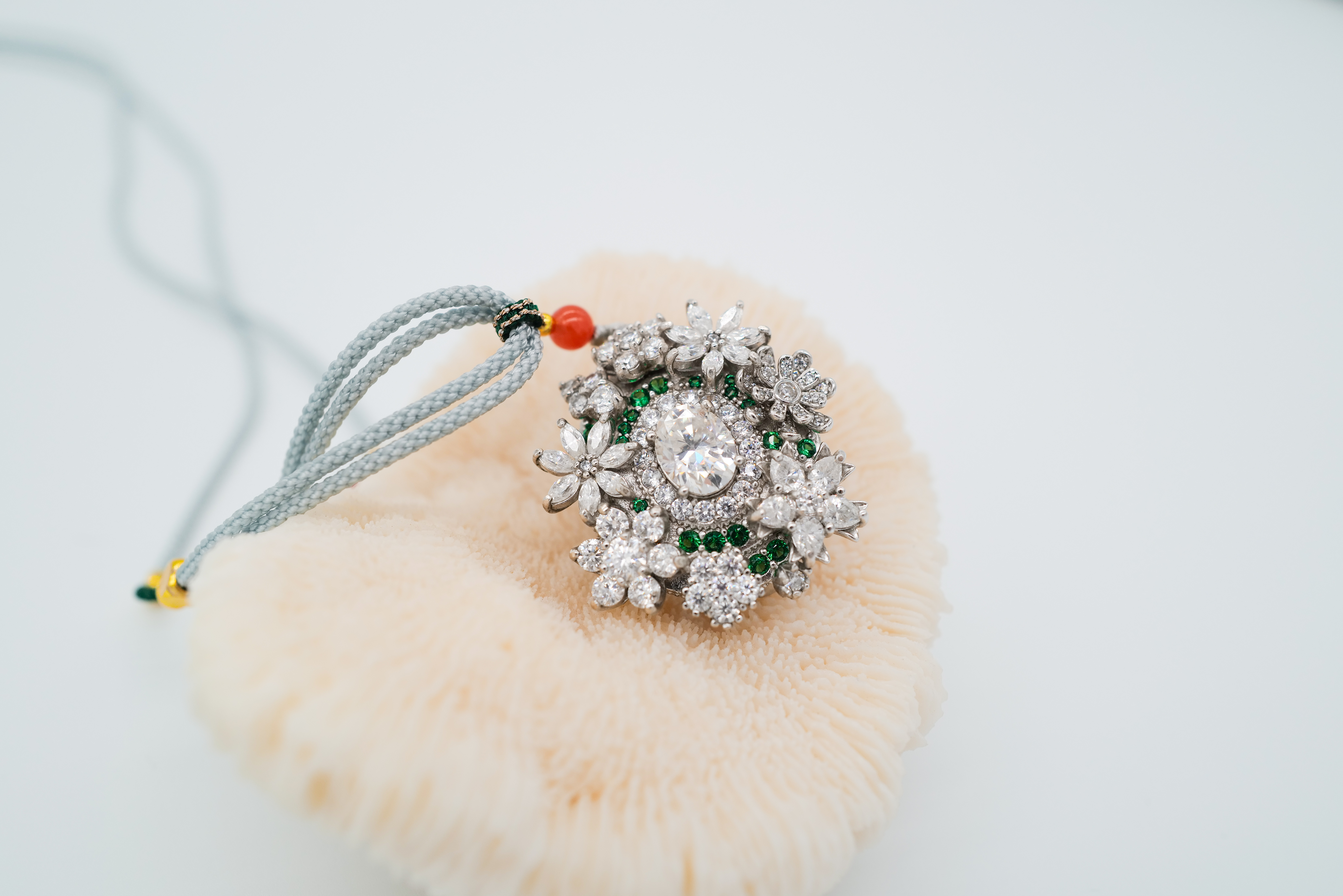 Colgante floral con moissanitas