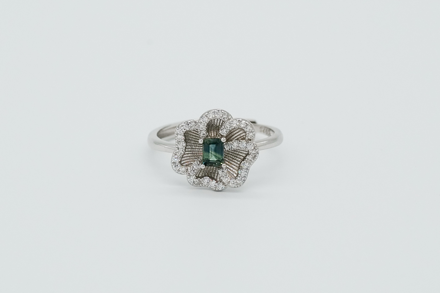 Anillo con zafiro verde azulado